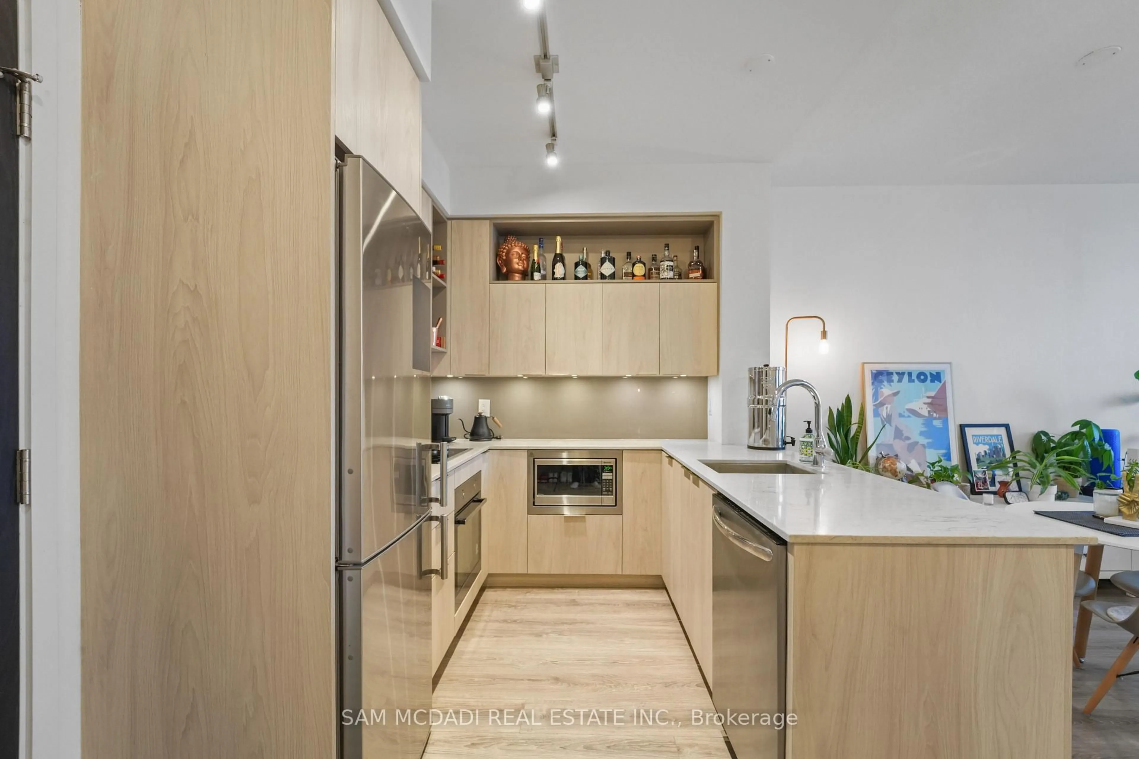 Standard kitchen, unknown for 200 Sackville St #1106, Toronto Ontario M5A 0C4