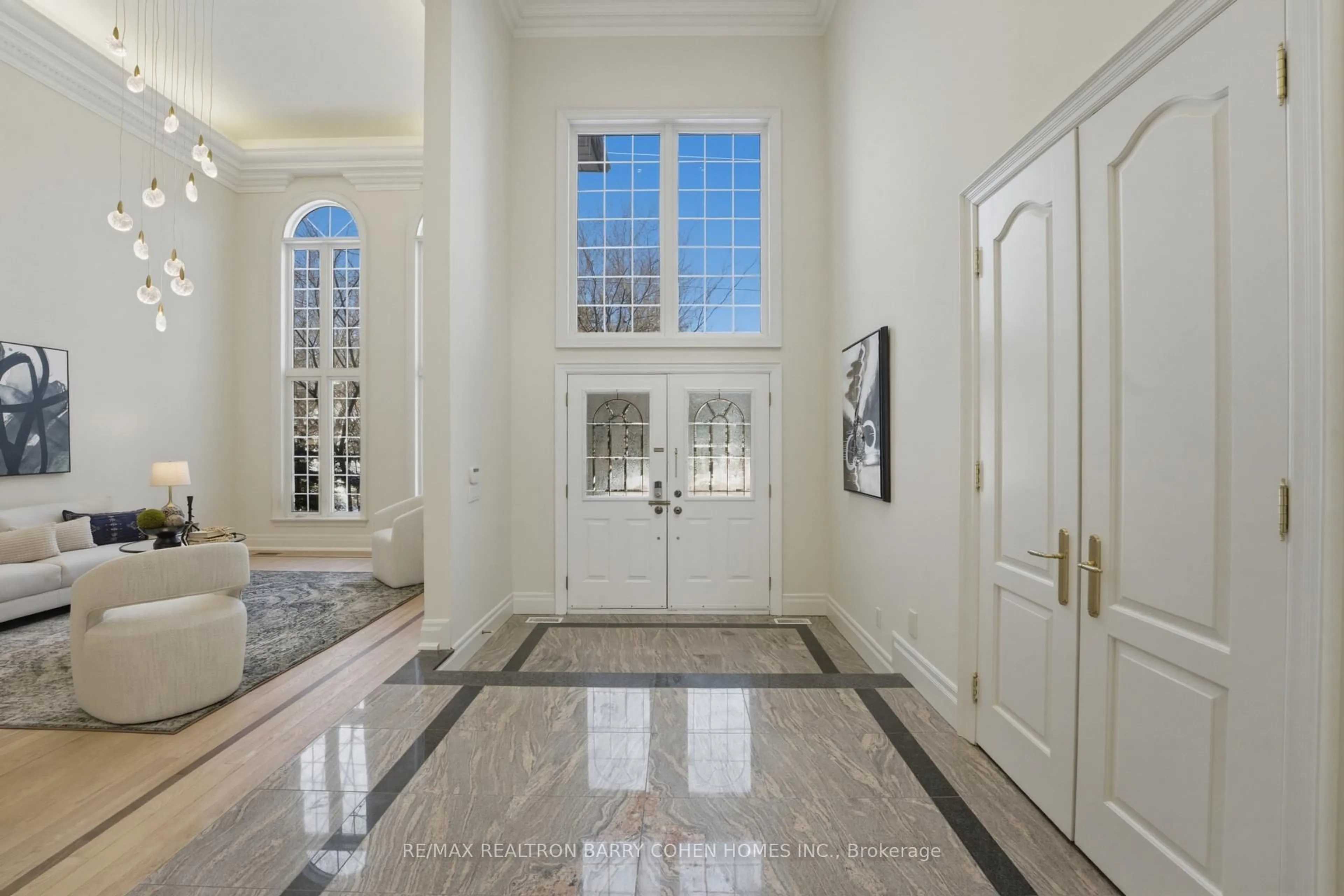 Indoor entryway for 19 Risebrough Ave, Toronto Ontario M2M 2E2