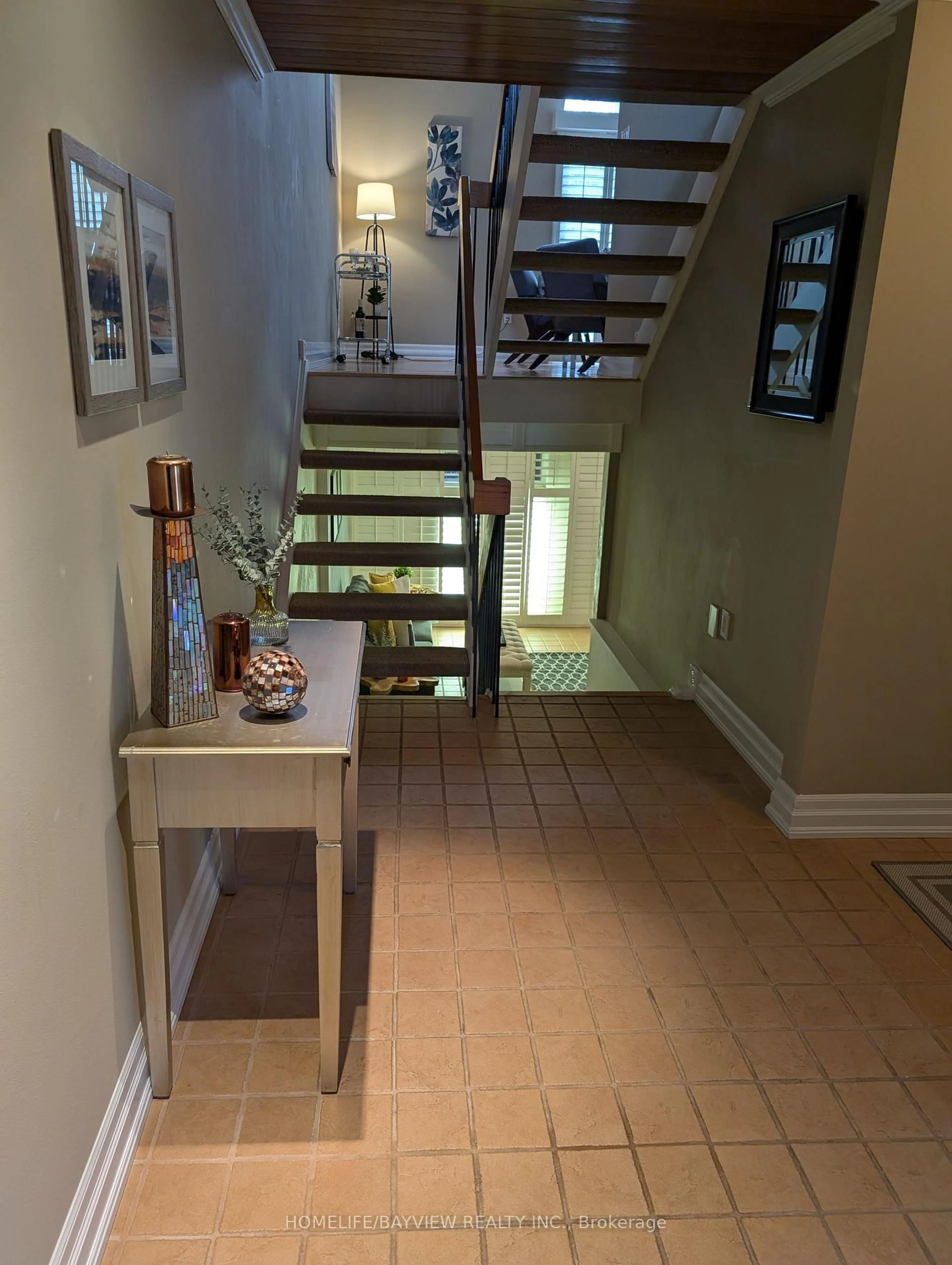 Indoor foyer for 18 Oaken Gate Way #18, Toronto Ontario M2P 2A1