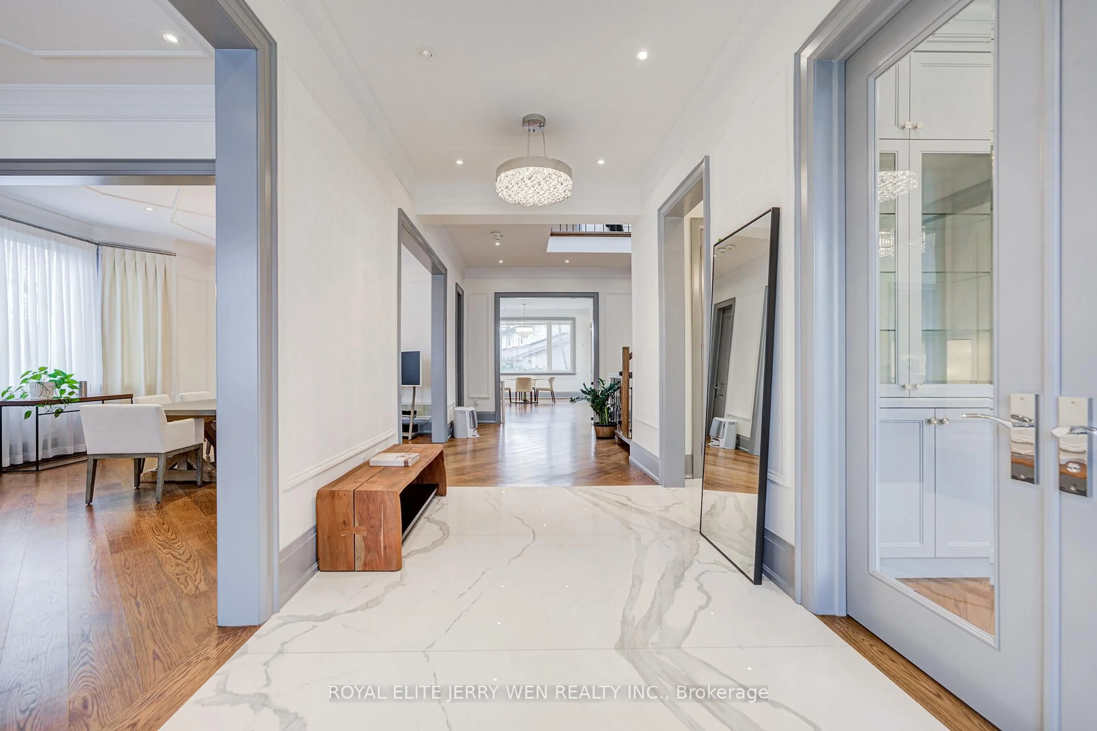 Indoor foyer for 300 Upper Highland Cres, Toronto Ontario M2P 1V5