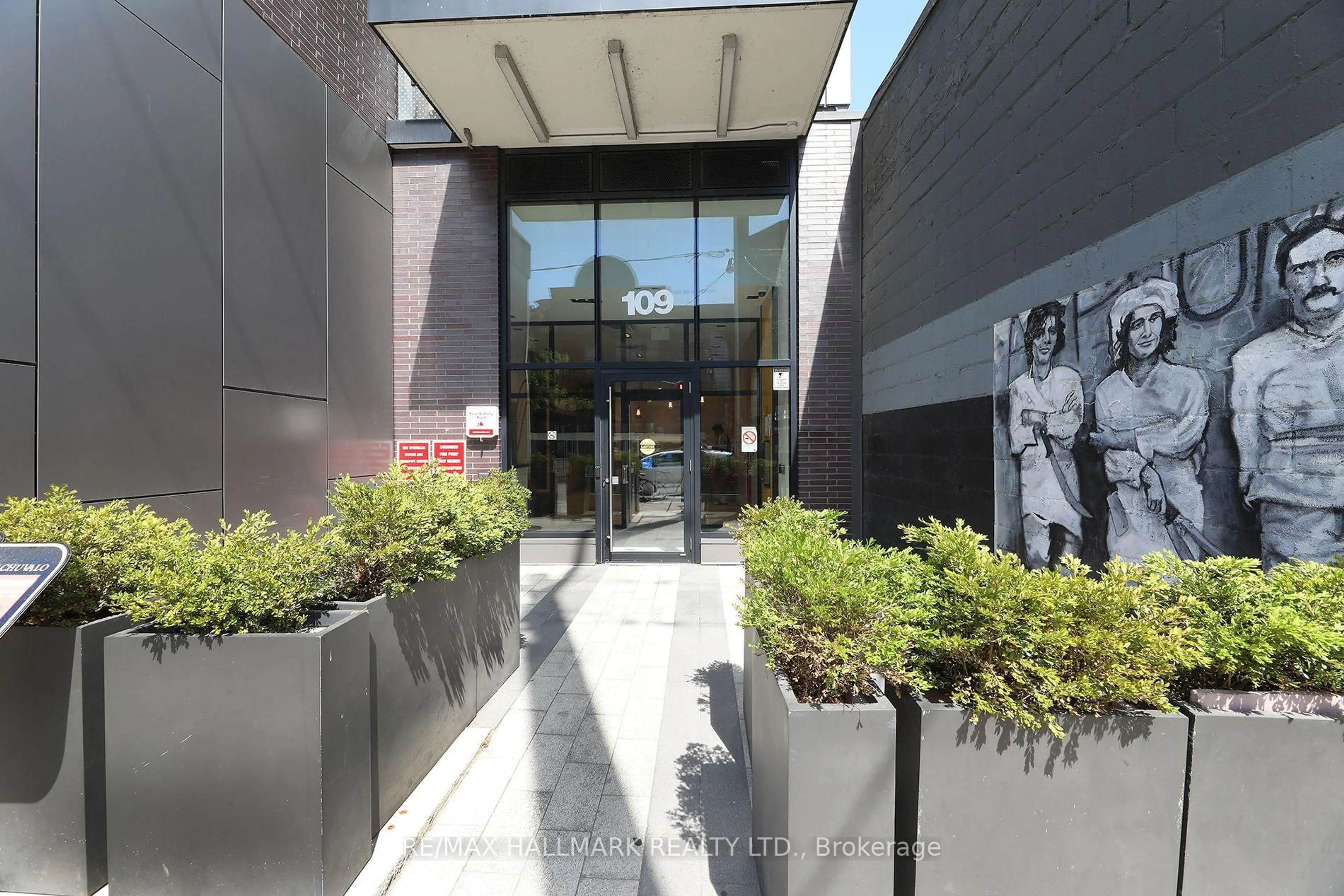 Indoor foyer for 109 Ossington Ave #211, Toronto Ontario M6J 2Z2