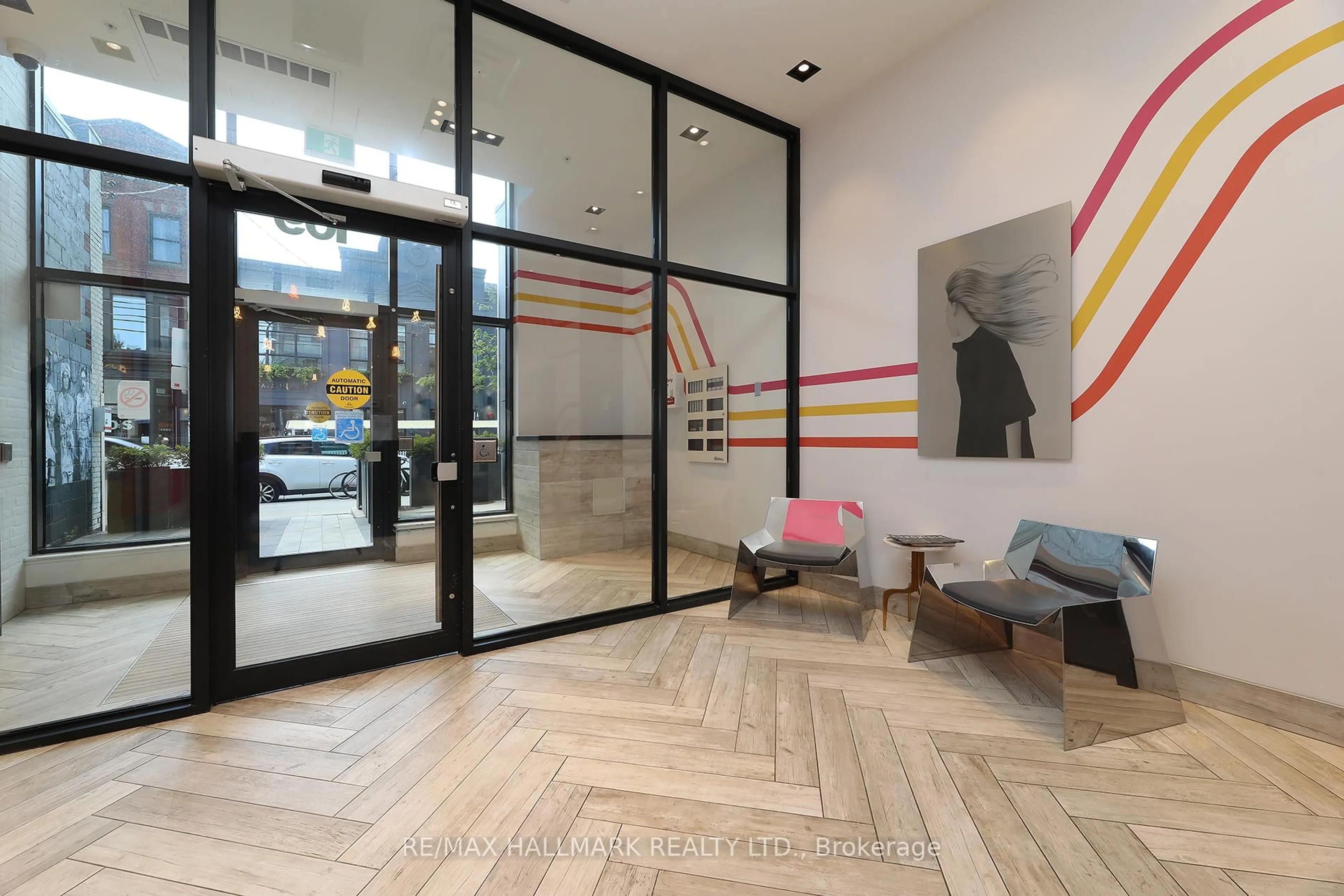 Indoor foyer for 109 Ossington Ave #211, Toronto Ontario M6J 2Z2