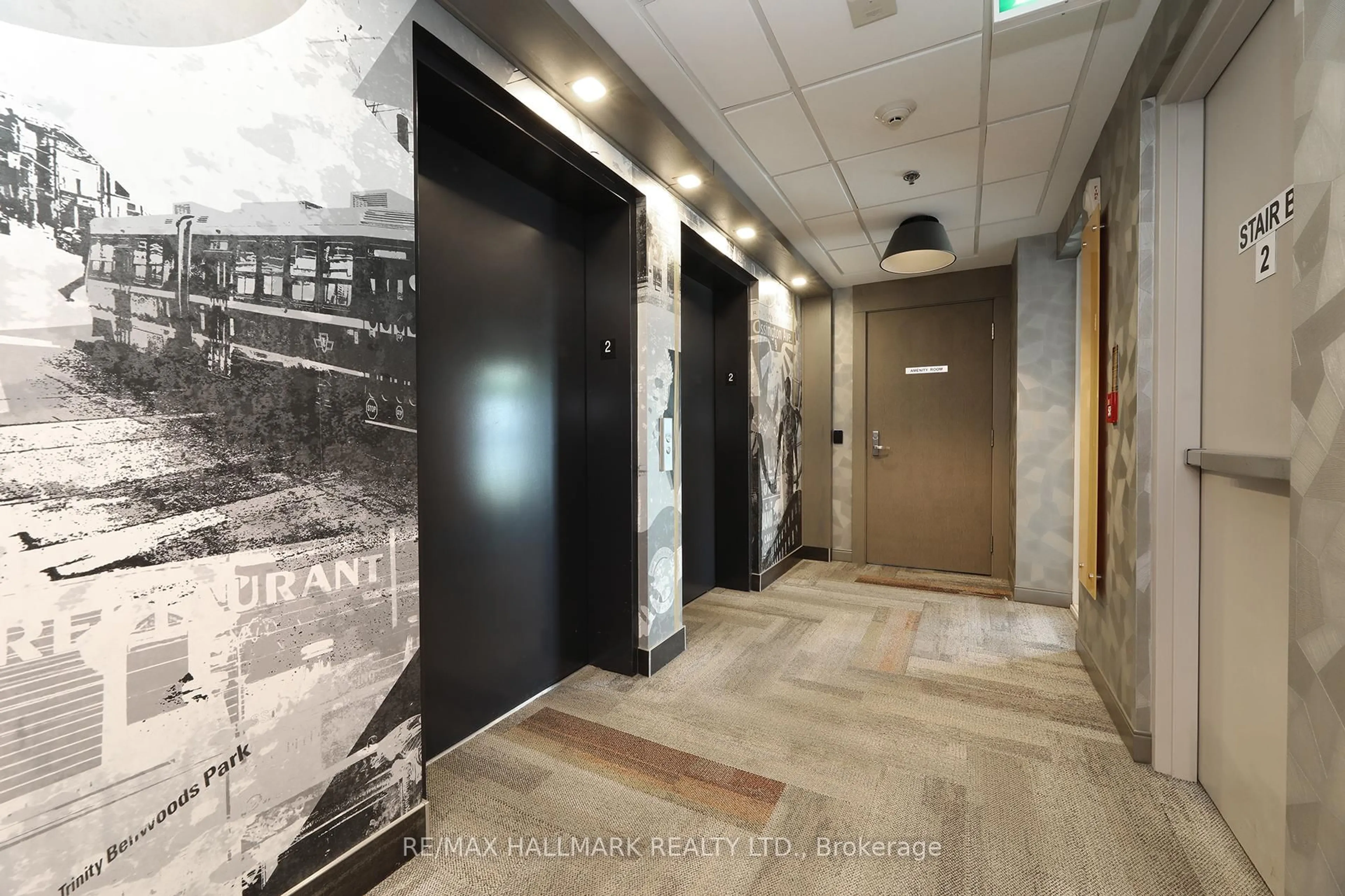 Indoor foyer for 109 Ossington Ave #211, Toronto Ontario M6J 2Z2