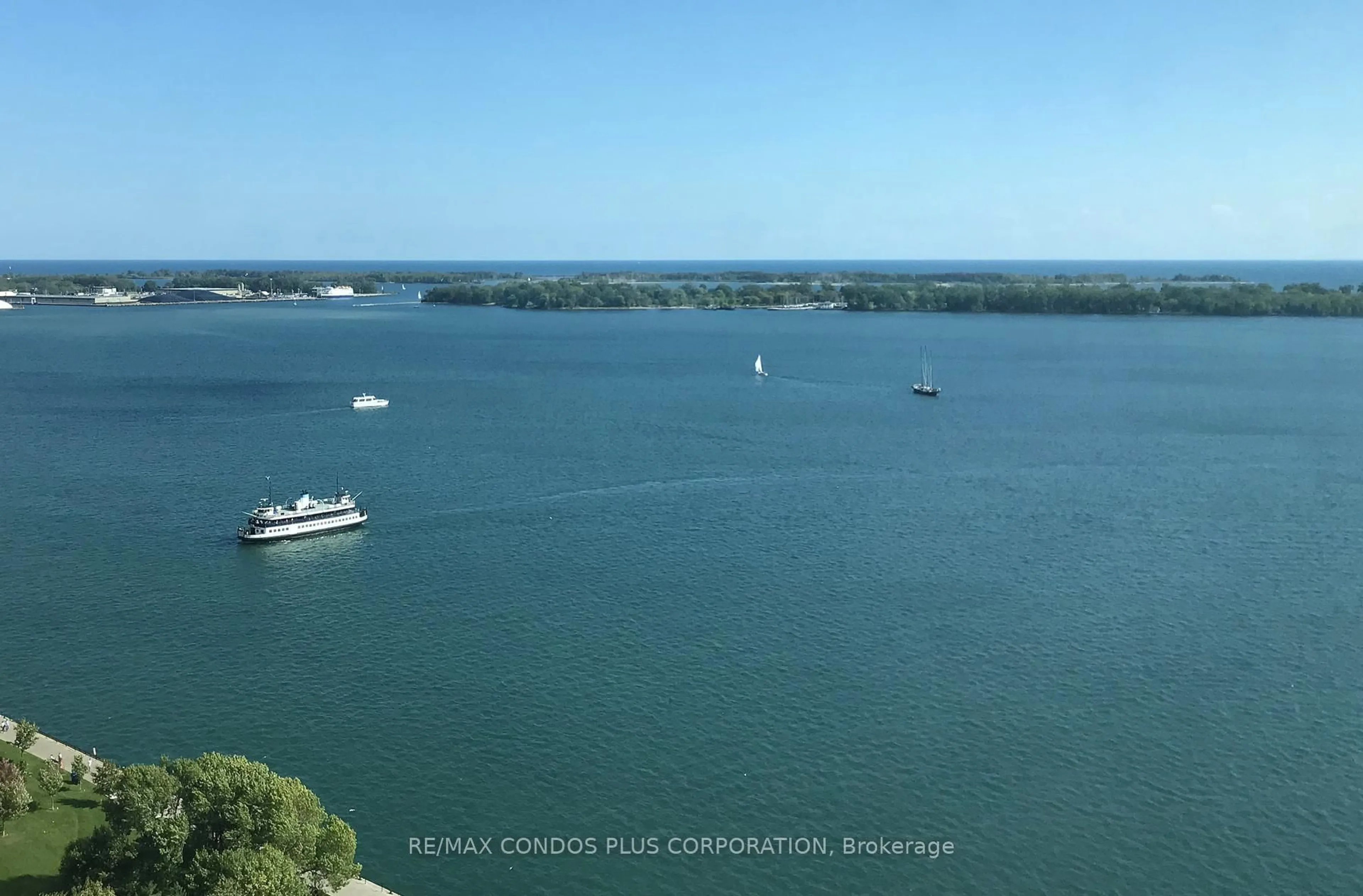 Blurry image for 99 Harbour Sq #2702, Toronto Ontario M5J 2H2