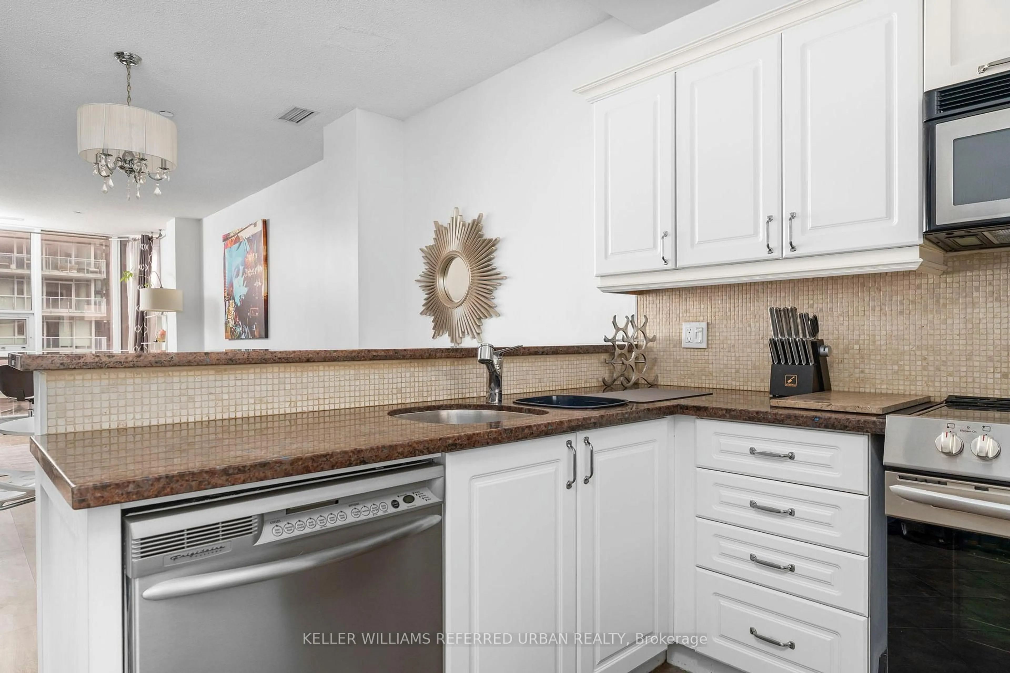 Unknown for 393 King St #706, Toronto Ontario M5V 3G8