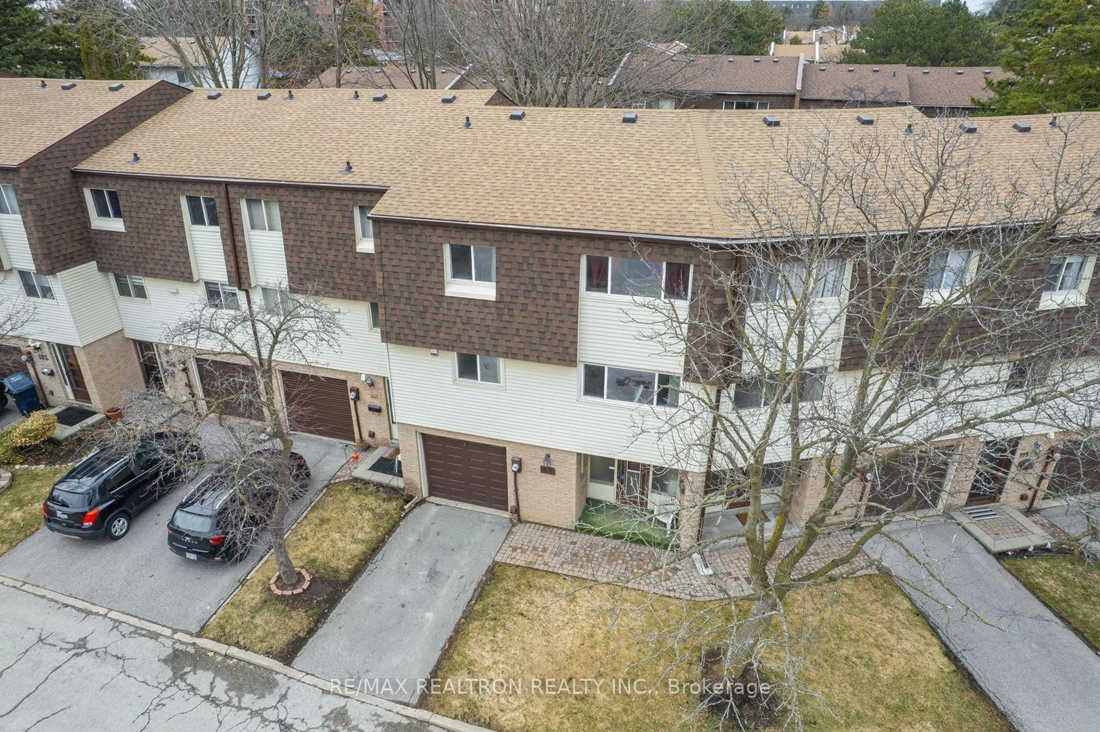 A pic from outside/outdoor area/front of a property/back of a property/a pic from drone, street for 191 Jenny Wrenway #11, Toronto Ontario M2H 2Z3