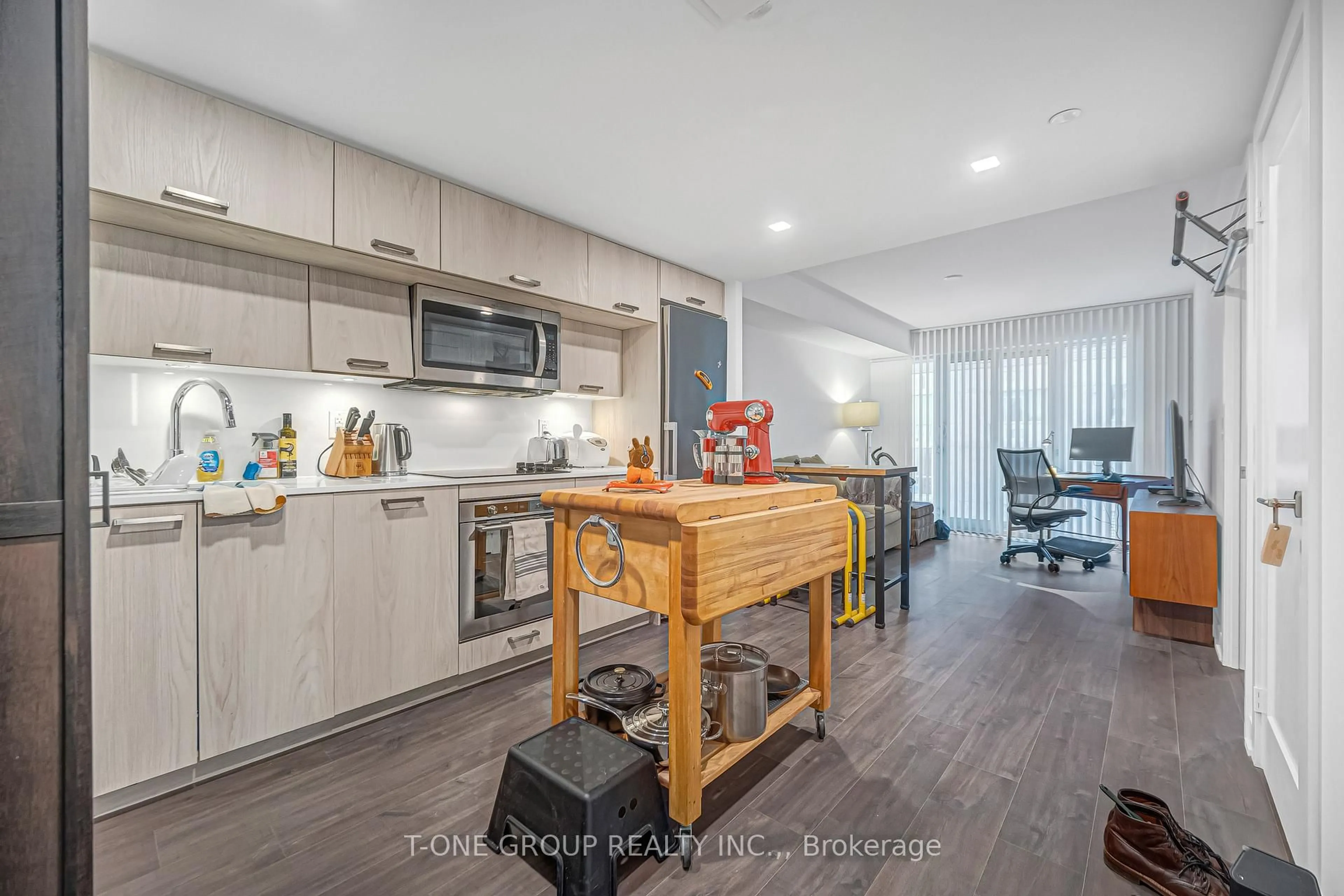 Open concept kitchen, wood/laminate floor for 50 Mccaul St #513, Toronto Ontario M5T 1V9