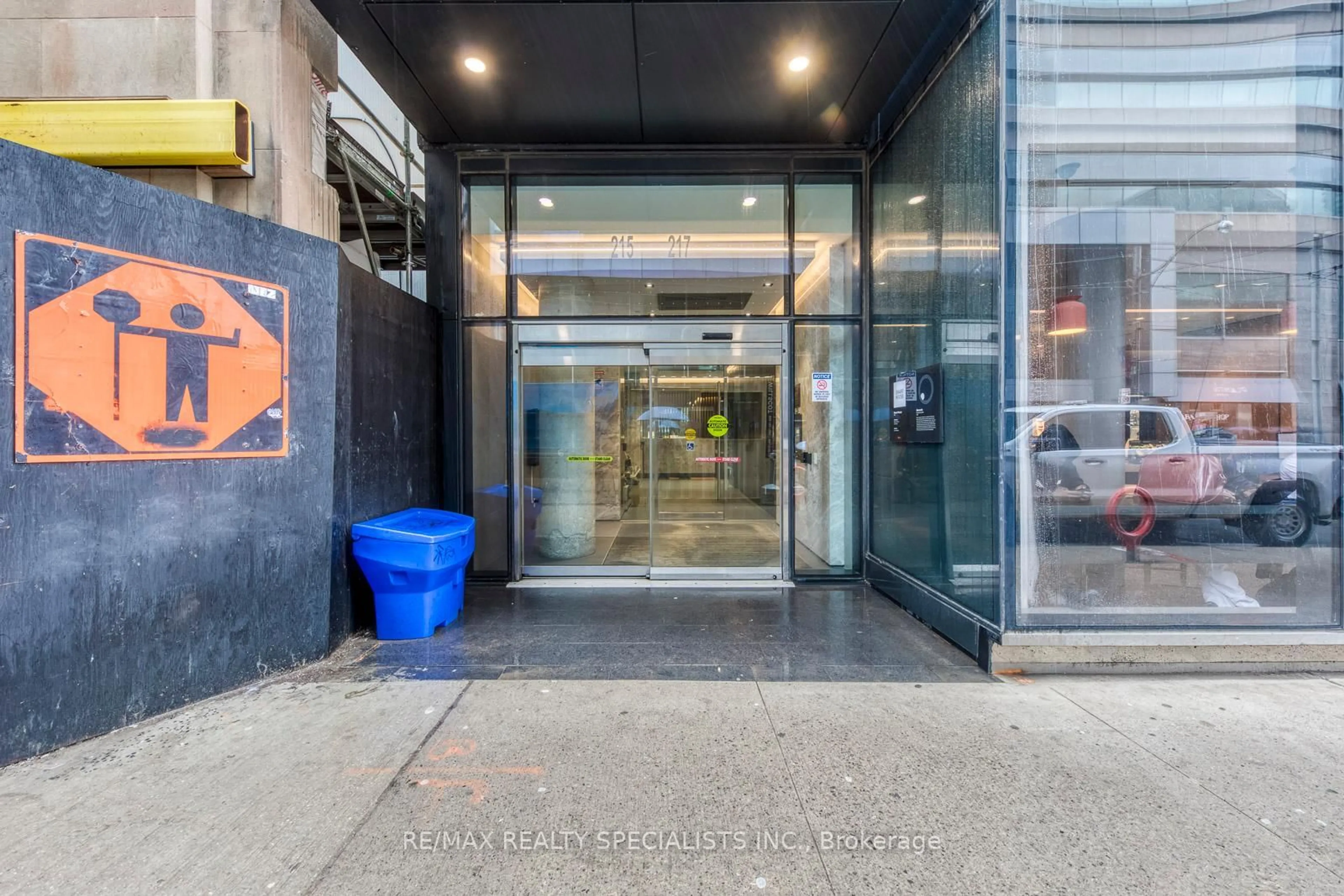 Indoor foyer for 215 Queen St #1405, Toronto Ontario M5V 0P5