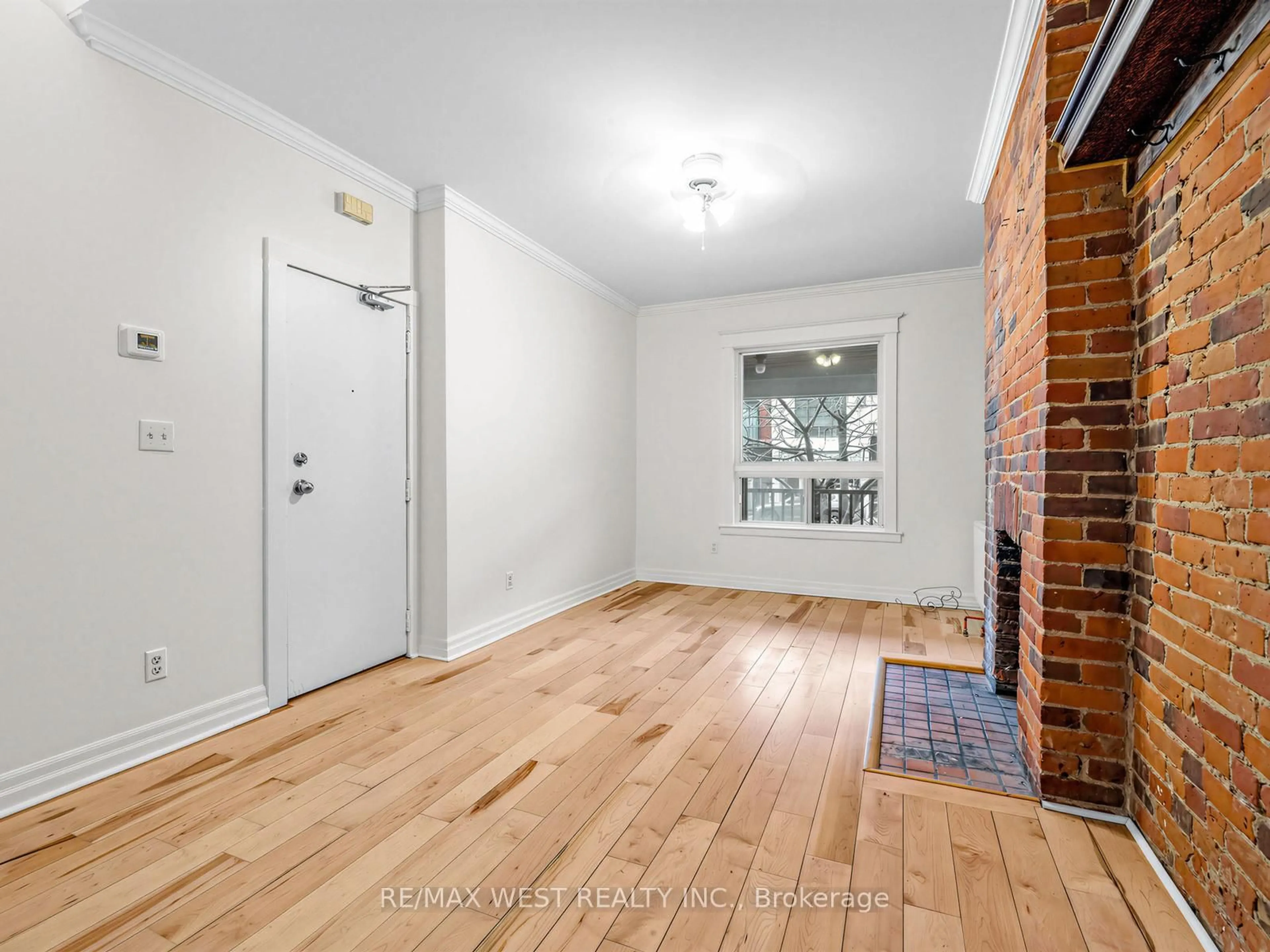 Indoor entryway for 937 Bathurst St, Toronto Ontario M5R 3G4