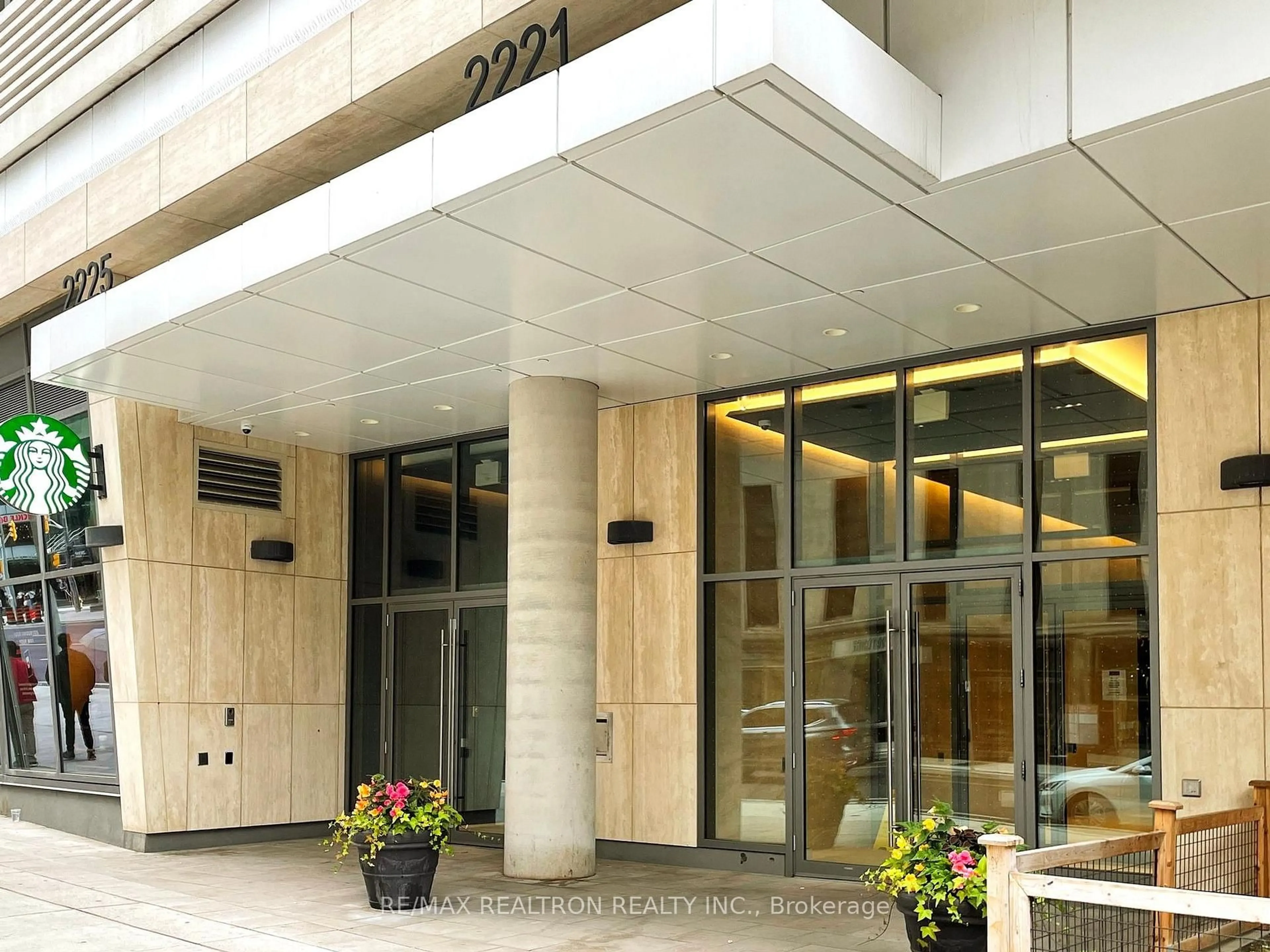 Indoor foyer for 2221 Yonge St #213, Toronto Ontario M4S 0B8