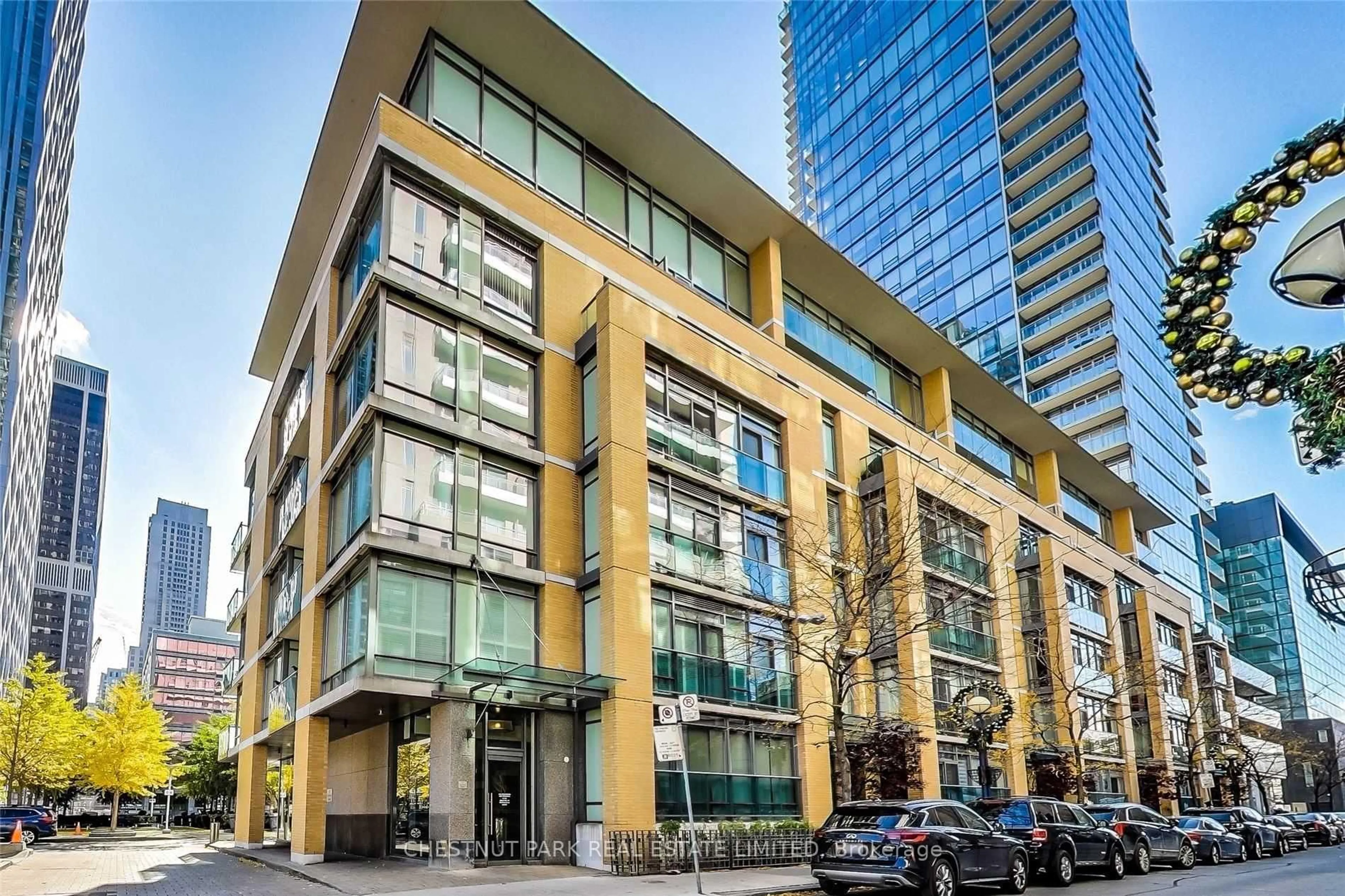 Patio, building for 21 Scollard St #401, Toronto Ontario M5R 1G1