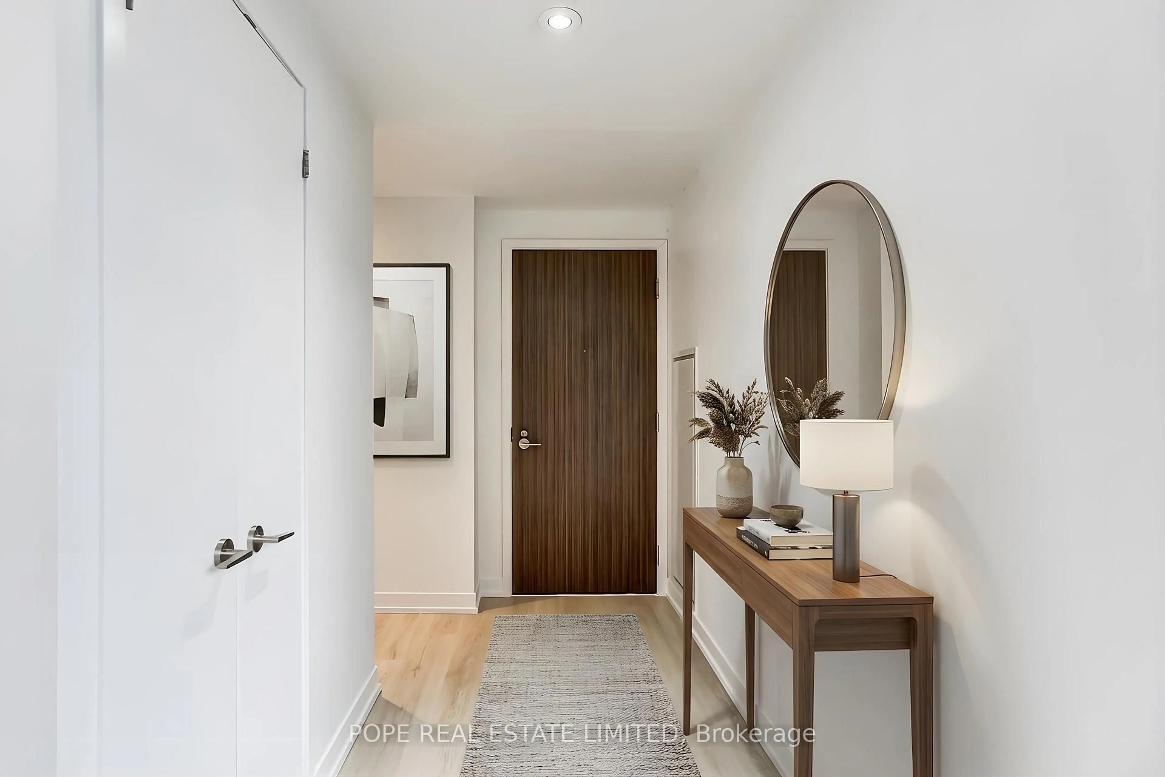 Indoor entryway for 560 King St #726, Toronto Ontario M5V 1M3
