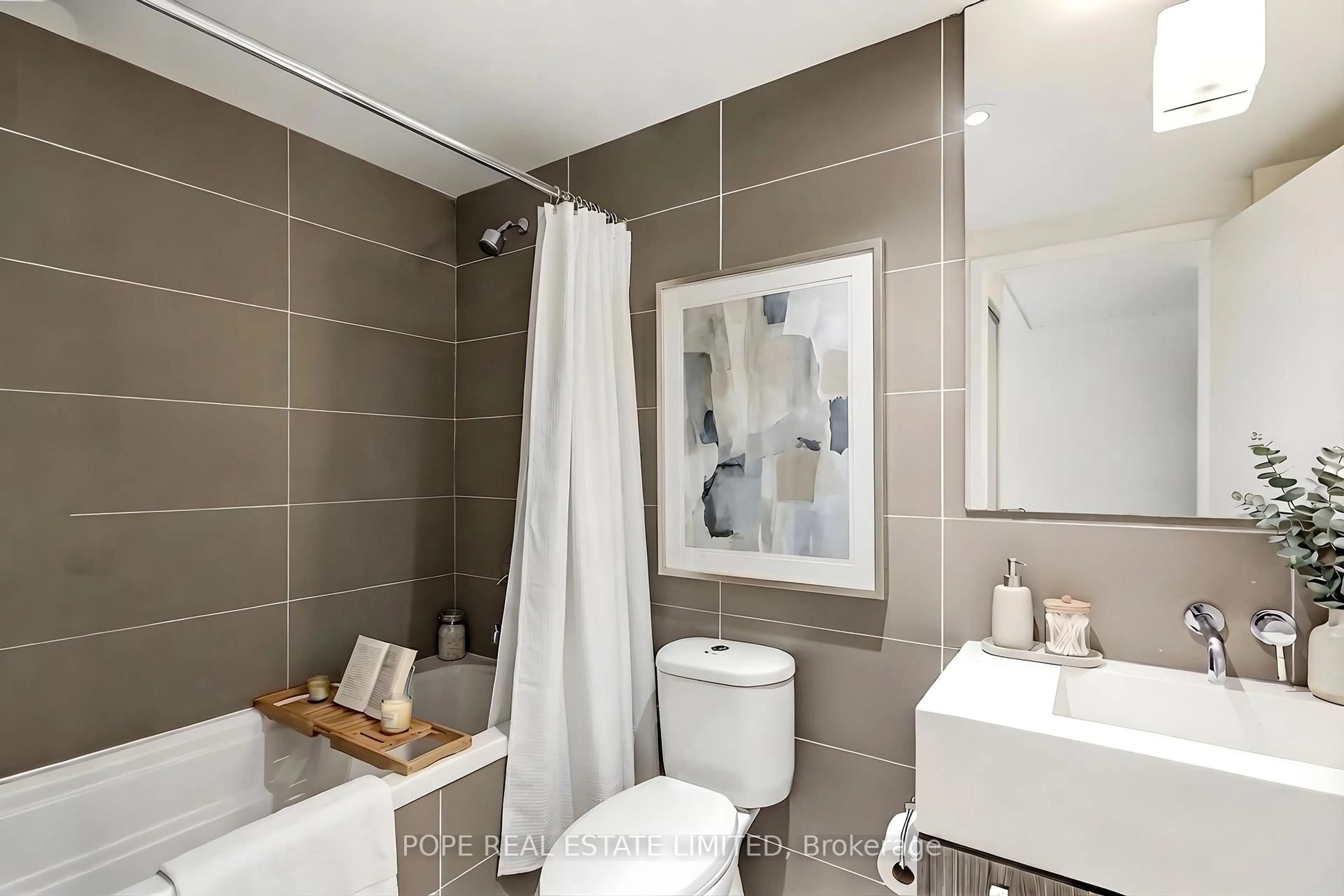 Standard bathroom, ceramic/tile floor for 560 King St #726, Toronto Ontario M5V 1M3