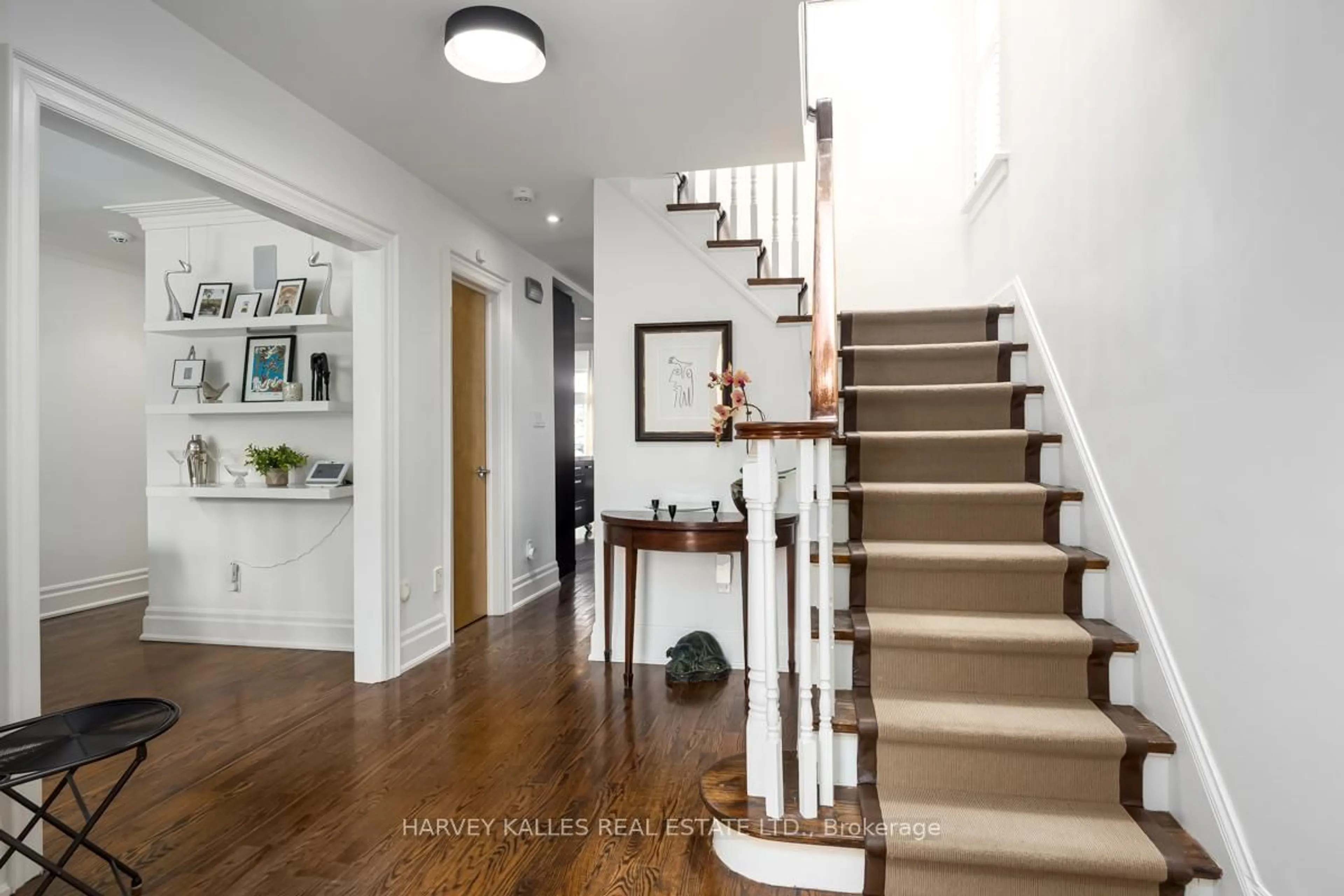 Indoor entryway for 85 Kimbark Blvd, Toronto Ontario M5N 2X9