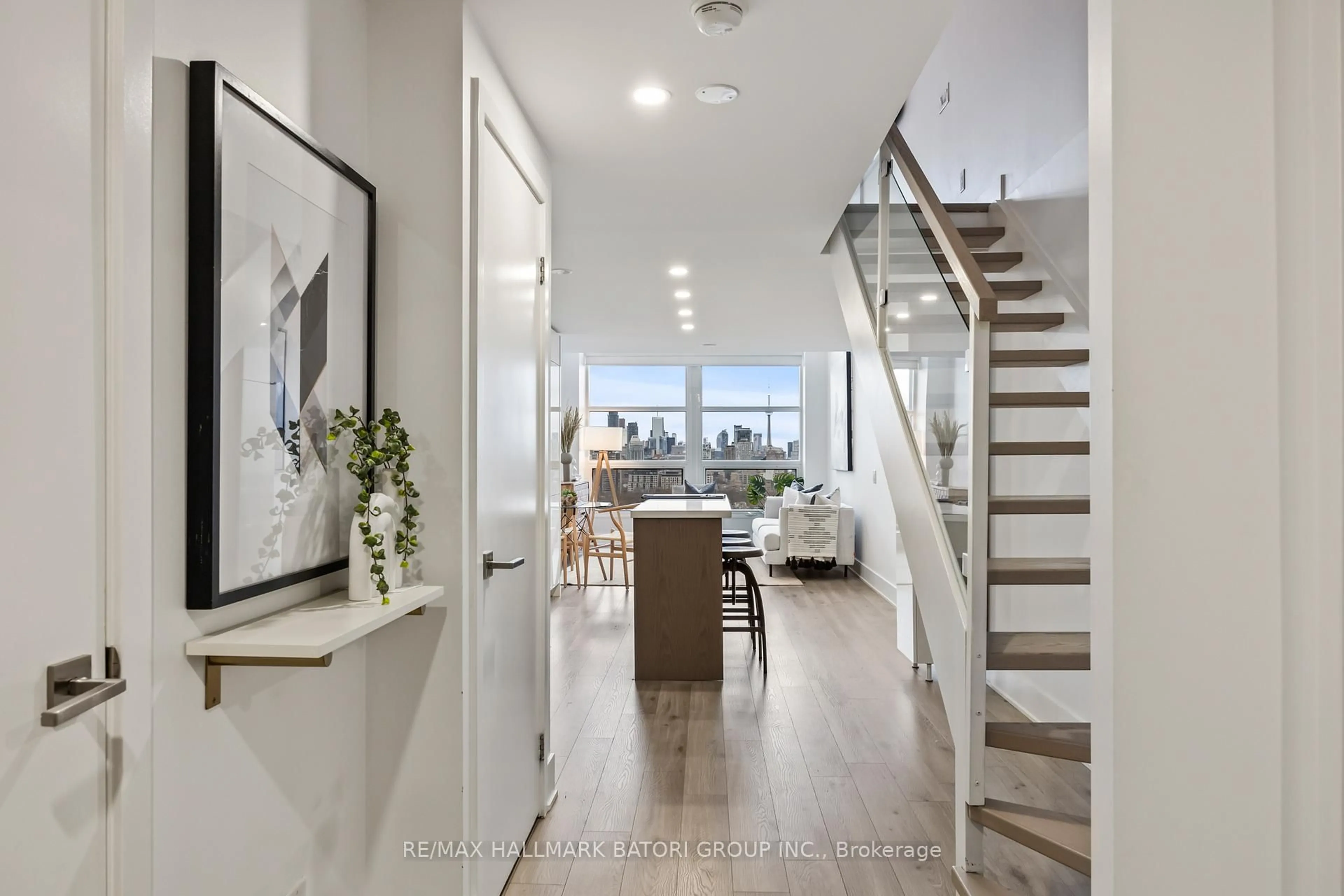 Indoor entryway for 111 St Clair Ave #919, Toronto Ontario M4V 1N5