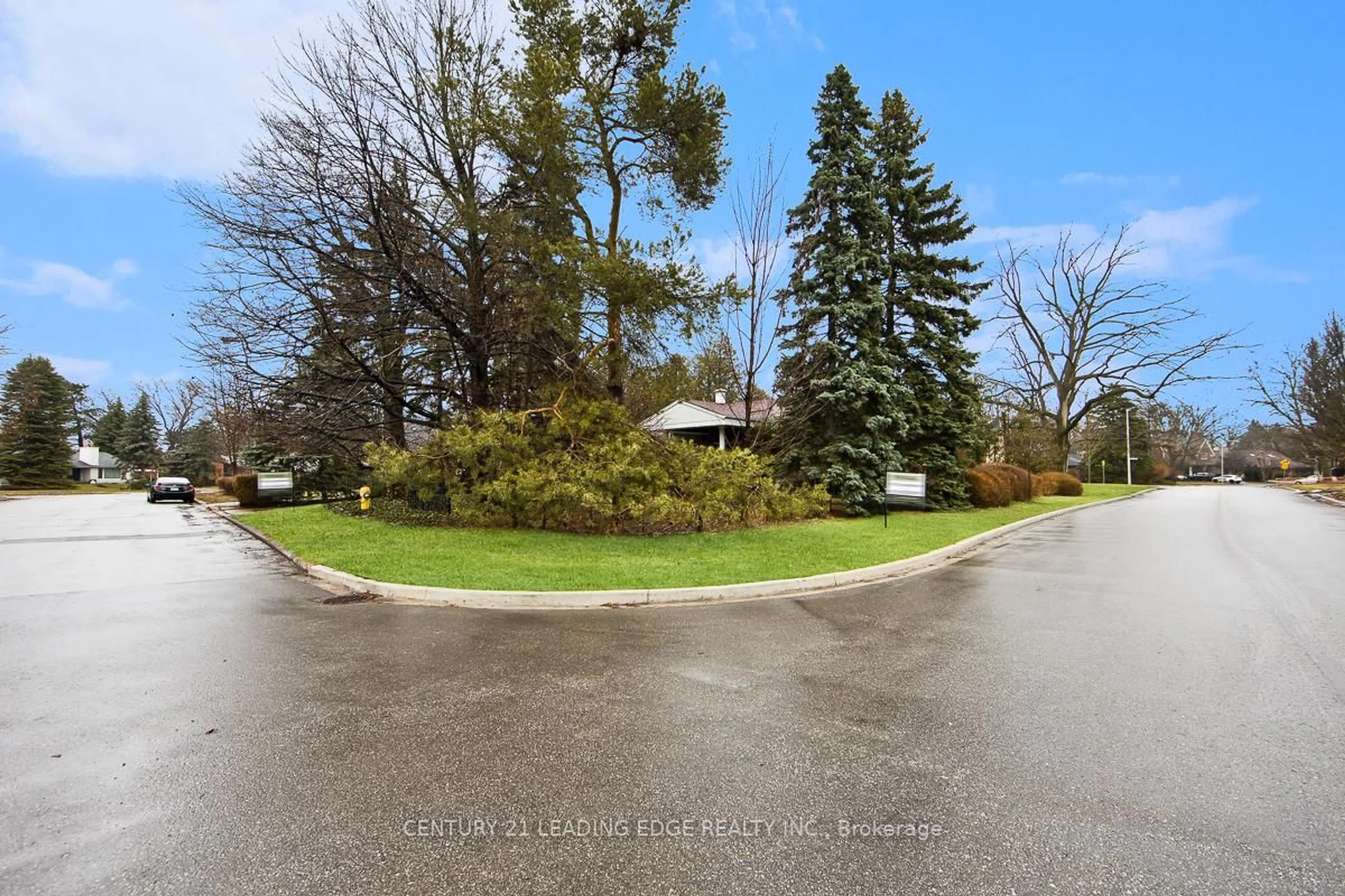 A pic from outside/outdoor area/front of a property/back of a property/a pic from drone, unknown for 1 Bradgate Rd, Toronto Ontario M3B 1J6