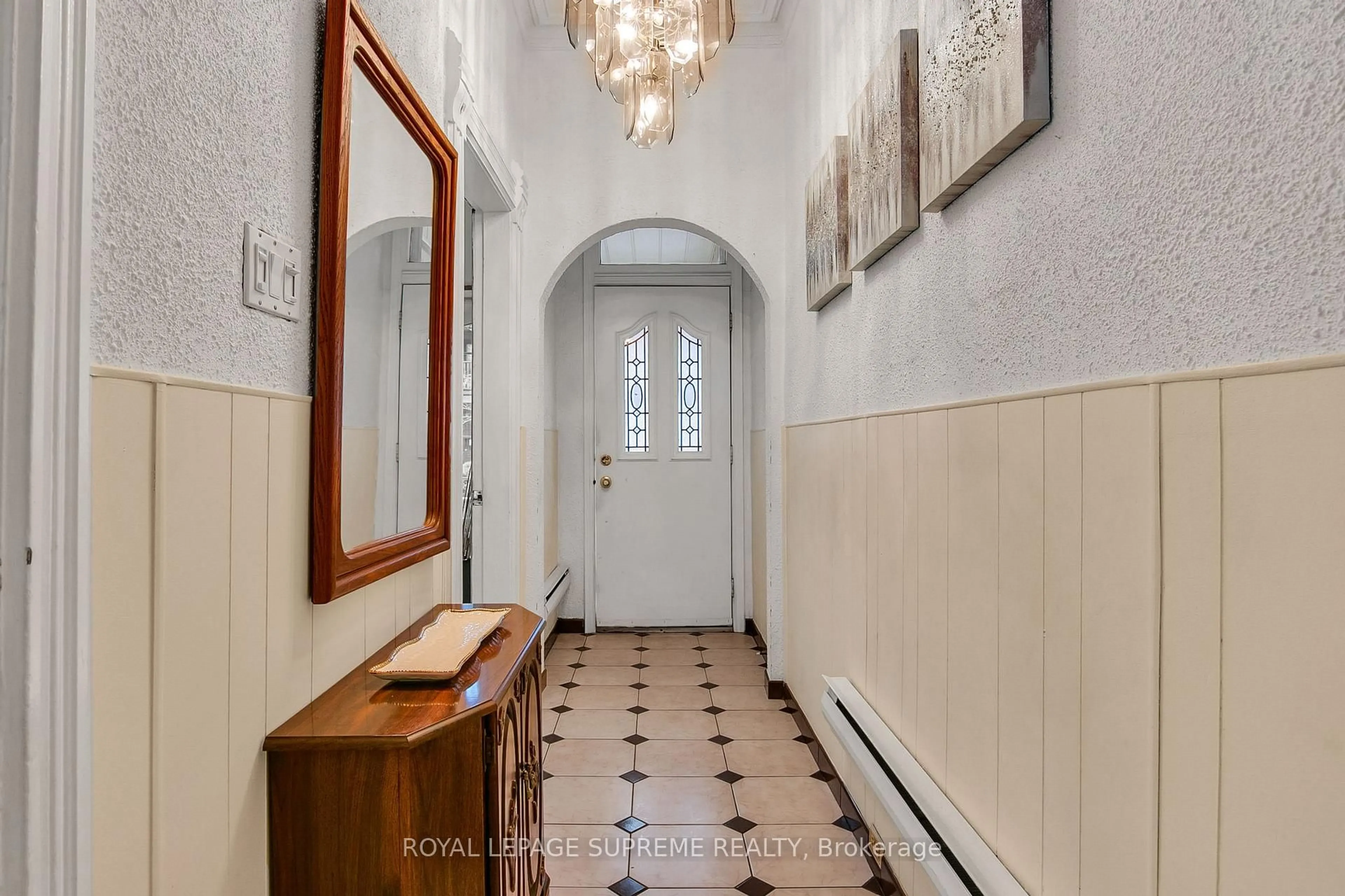 Indoor foyer for 163 Beaconsfield Ave, Toronto Ontario M6J 3J7