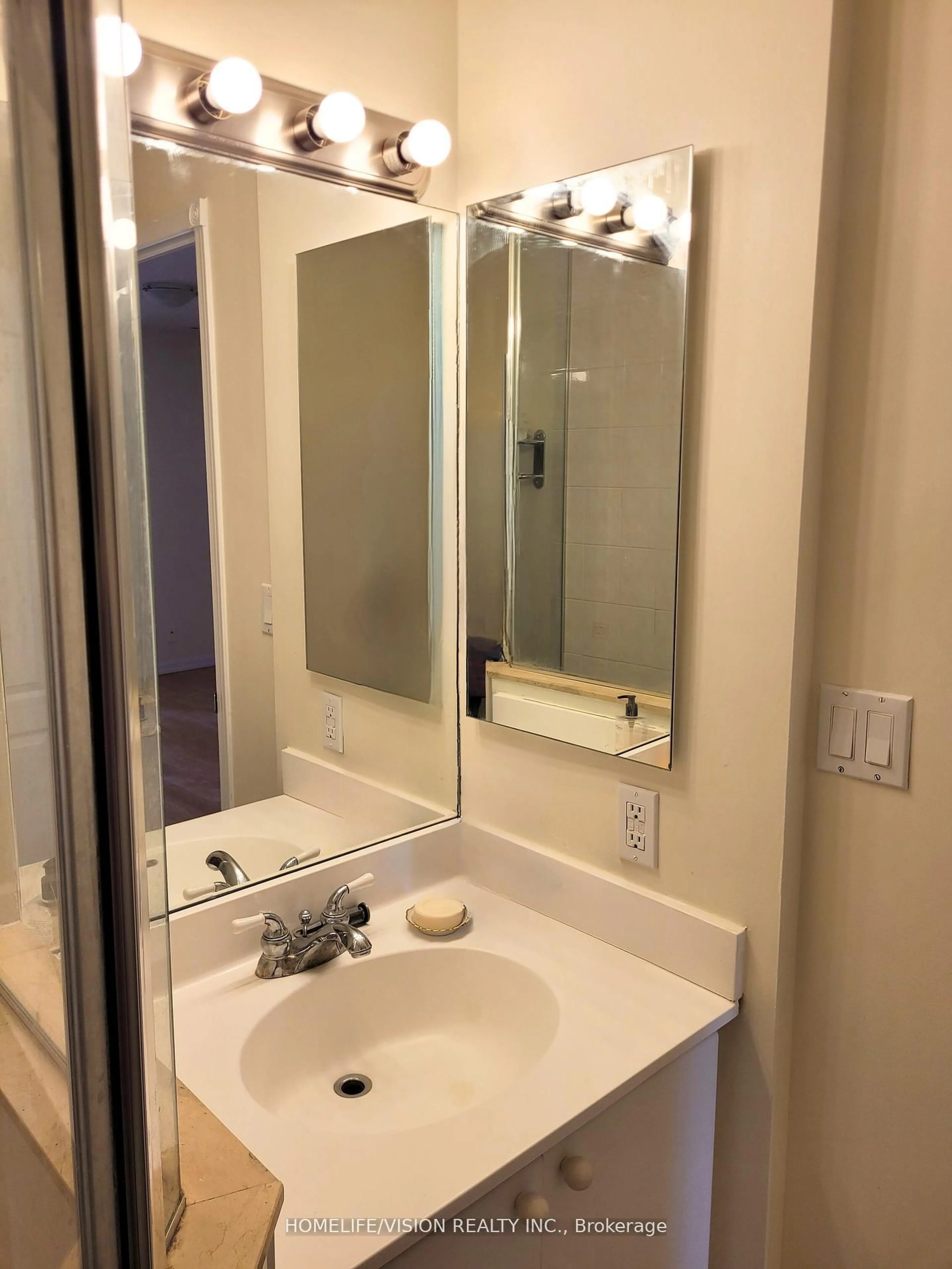 Standard bathroom, unknown for 28 Sommerset Way #1229, Toronto Ontario M2N 6W7