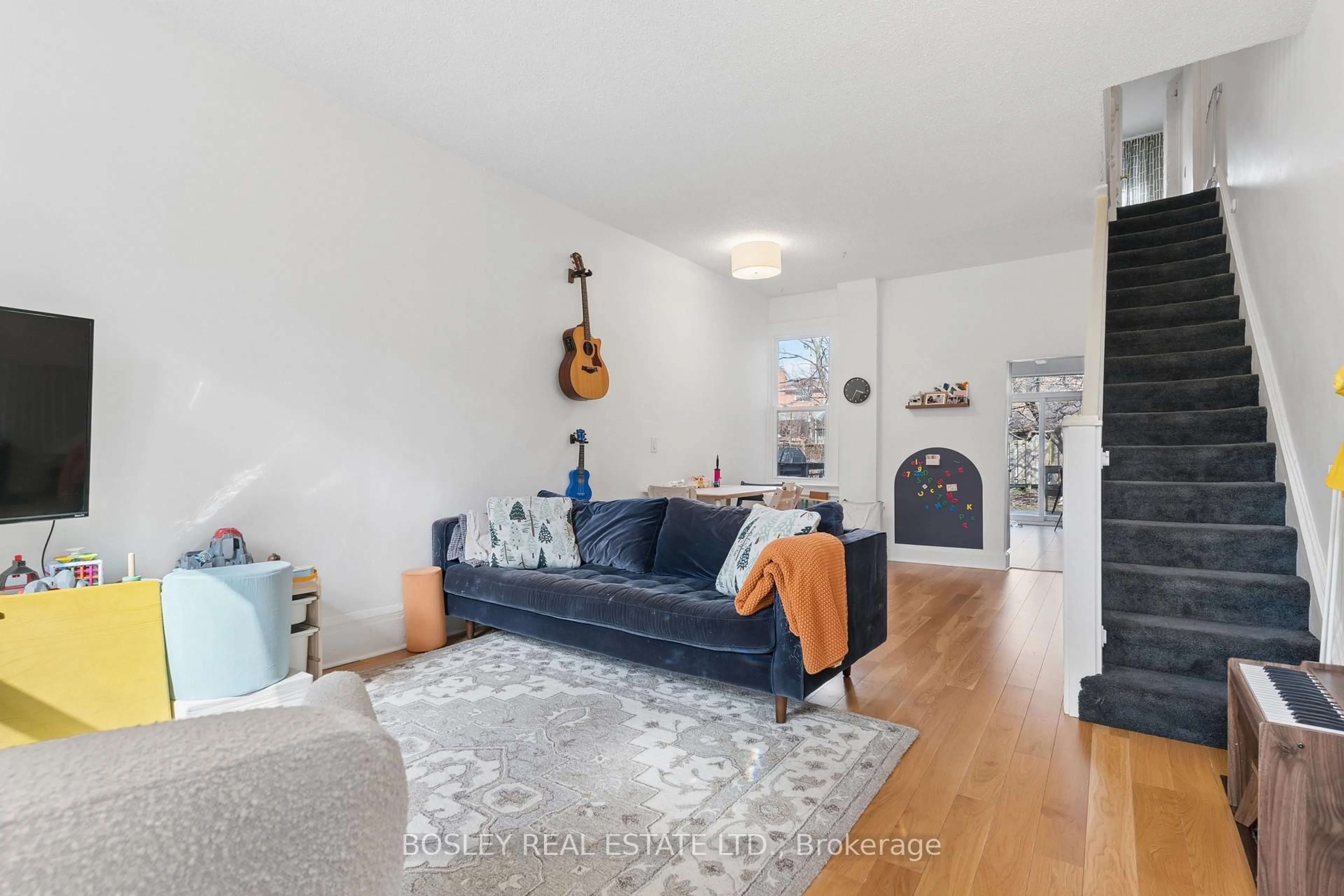 Living room with furniture, unknown for 725 Manning Ave, Toronto Ontario M6G 2W5