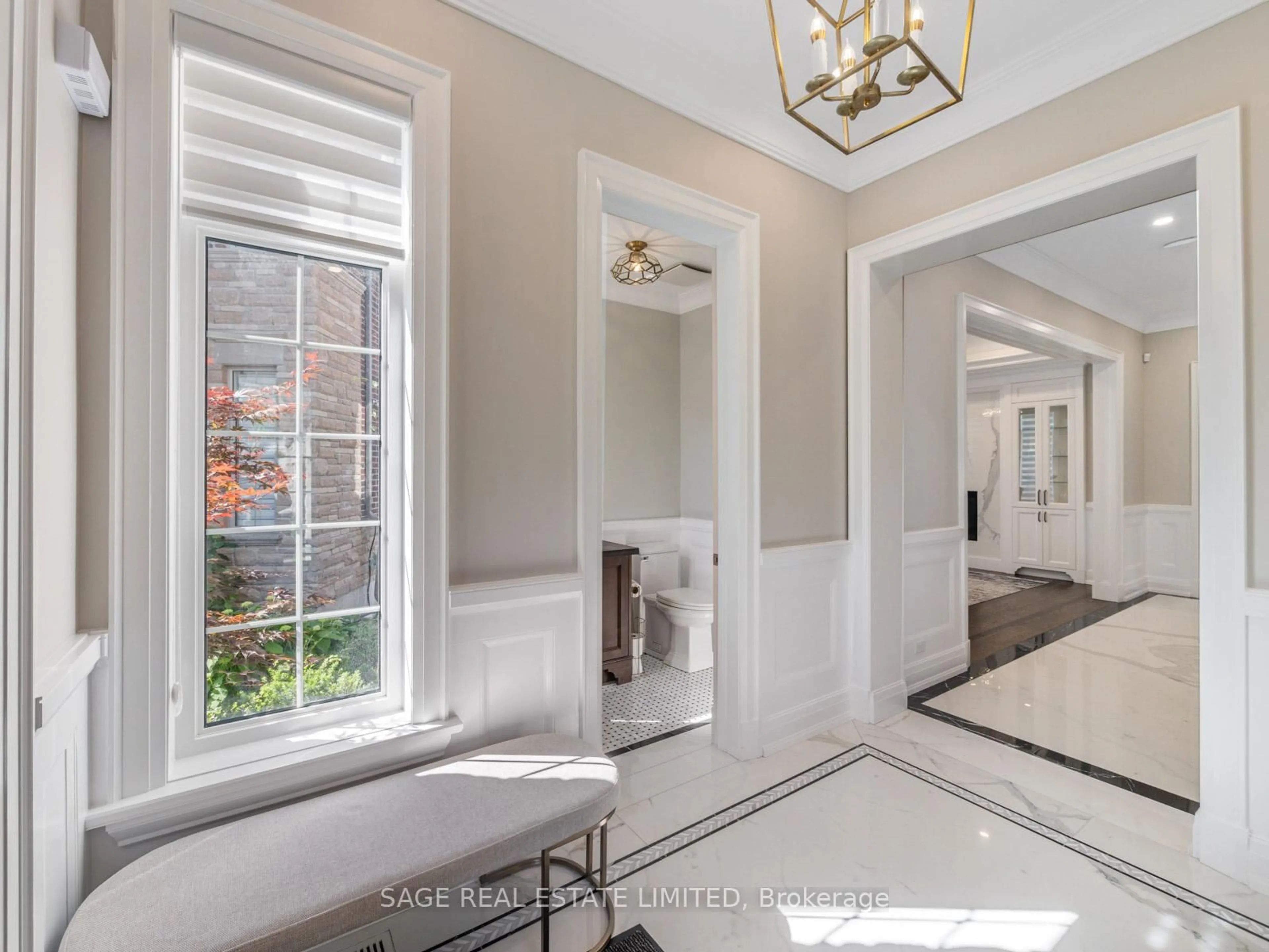 Indoor entryway for 17 Daniel Cozens Crt, Toronto Ontario M2R 0A7