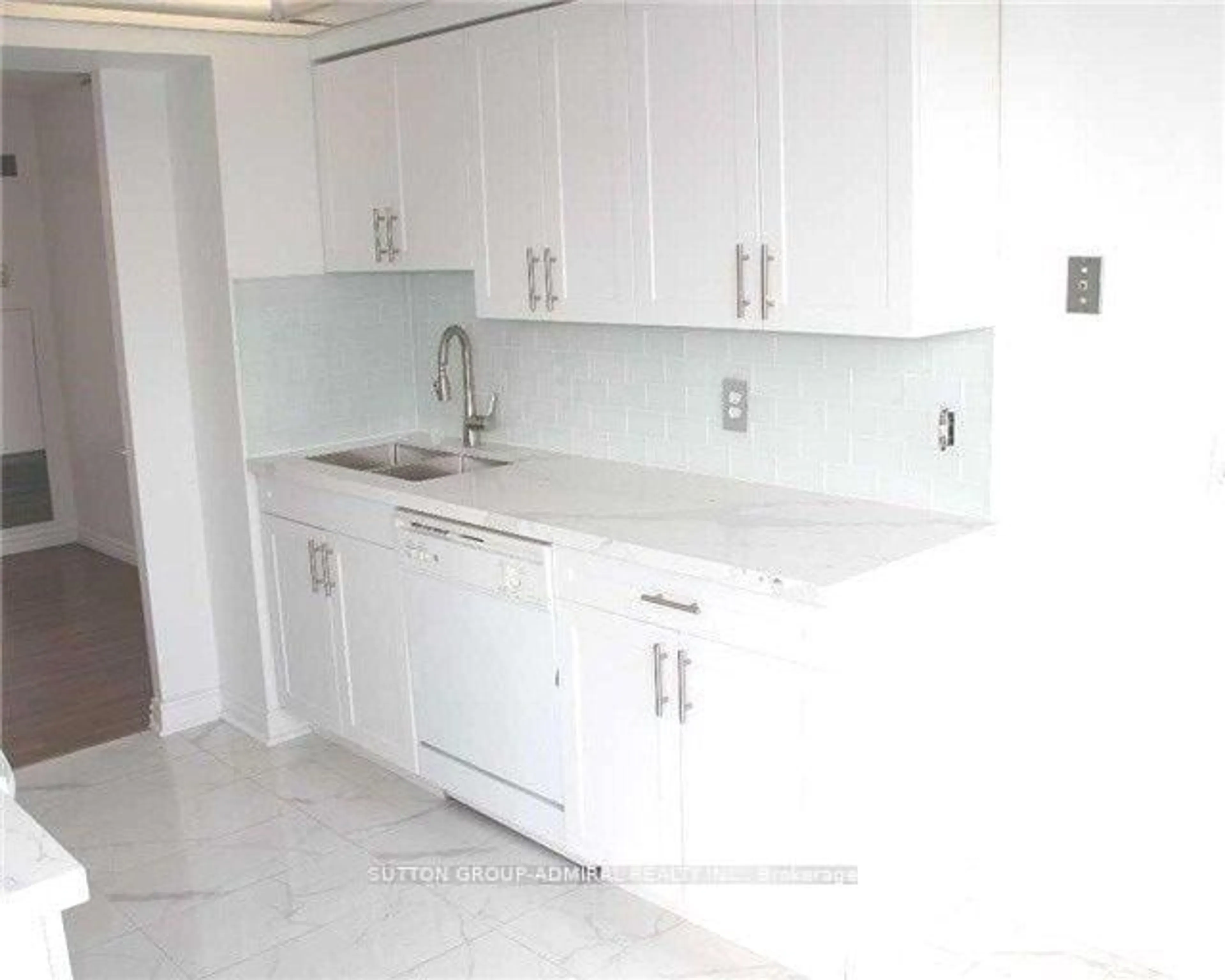 Standard kitchen, ceramic/tile floor for 1121 Steeles Ave #909, Toronto Ontario M2R 3W7
