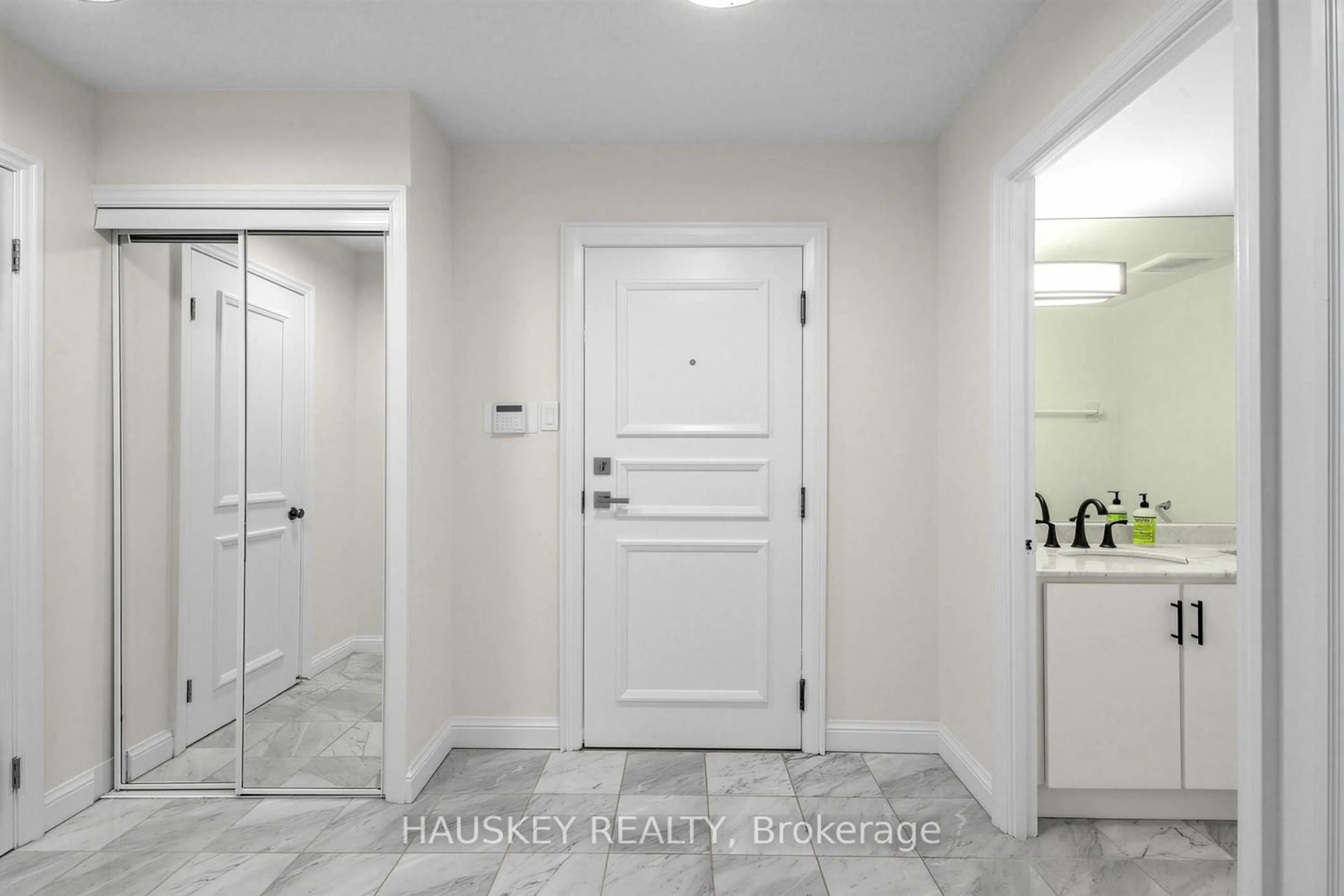 Indoor entryway for 3800 Yonge St #402, Toronto Ontario M4N 3P7