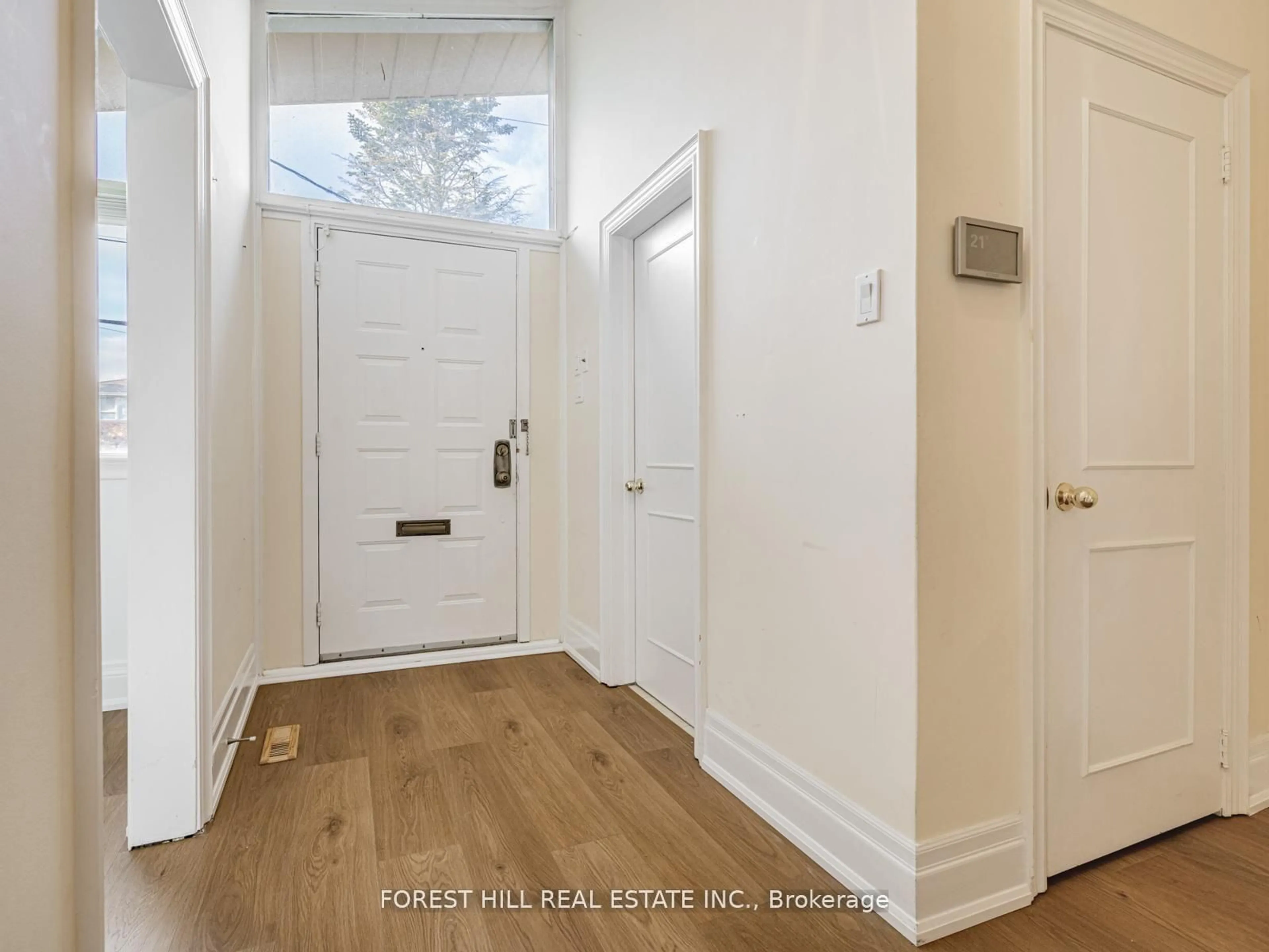 Indoor entryway for 91 Citation Dr, Toronto Ontario M2K 1S9