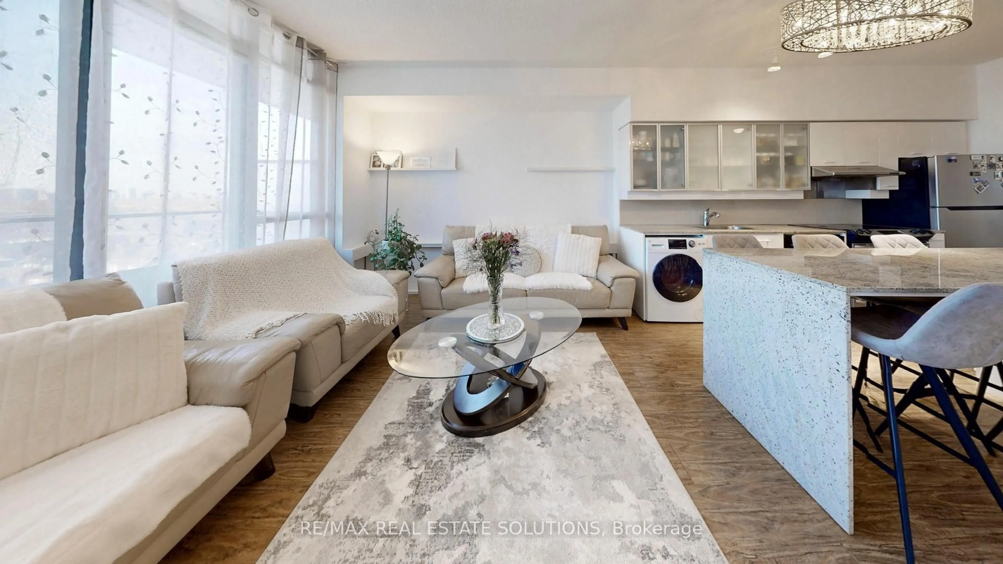 Living room with furniture, unknown for 33 Singer Crt #2809, Toronto Ontario M2K 0B4