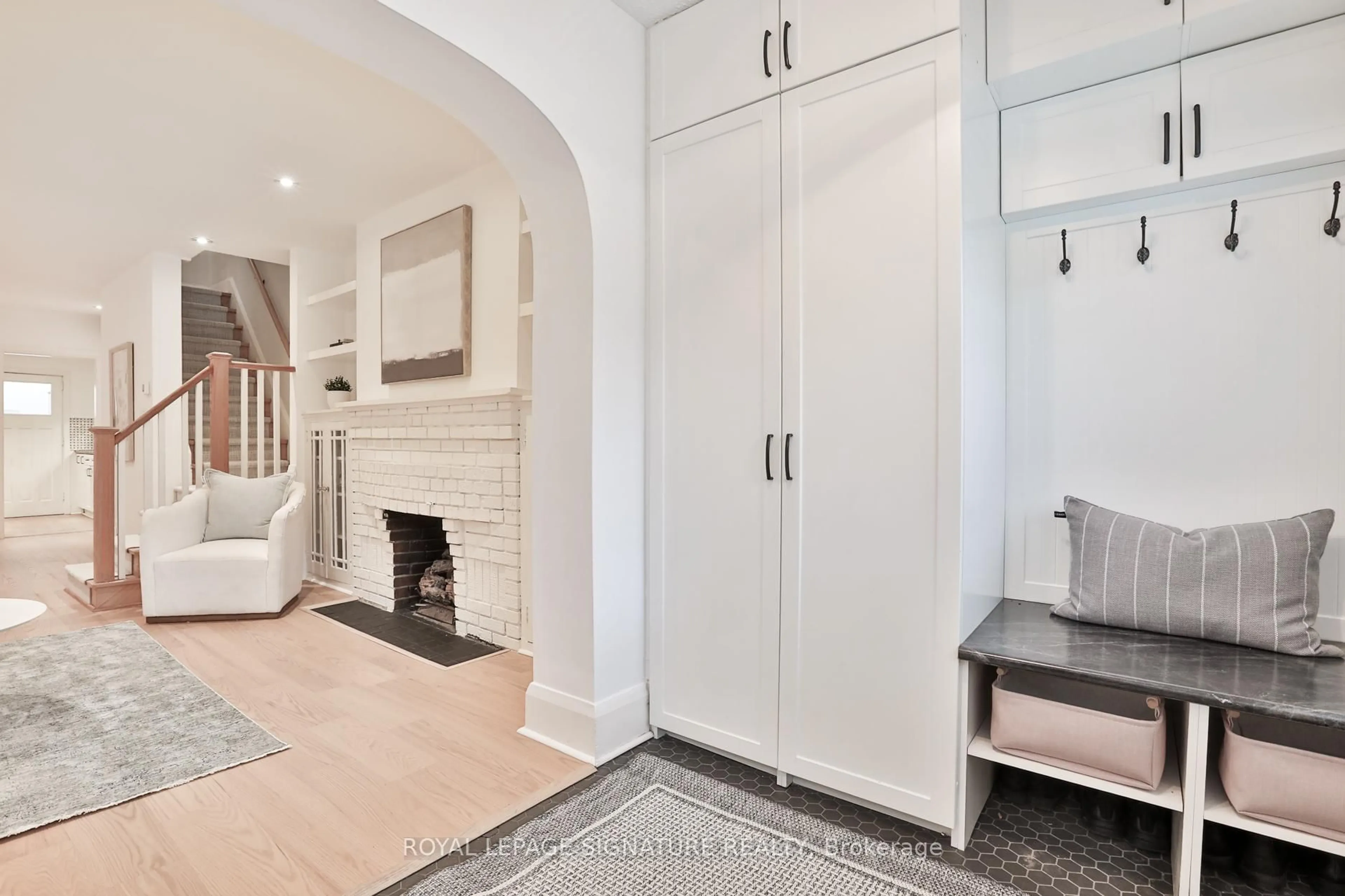 Indoor entryway for 3 Belle Ayre Blvd, Toronto Ontario M4S 2P6