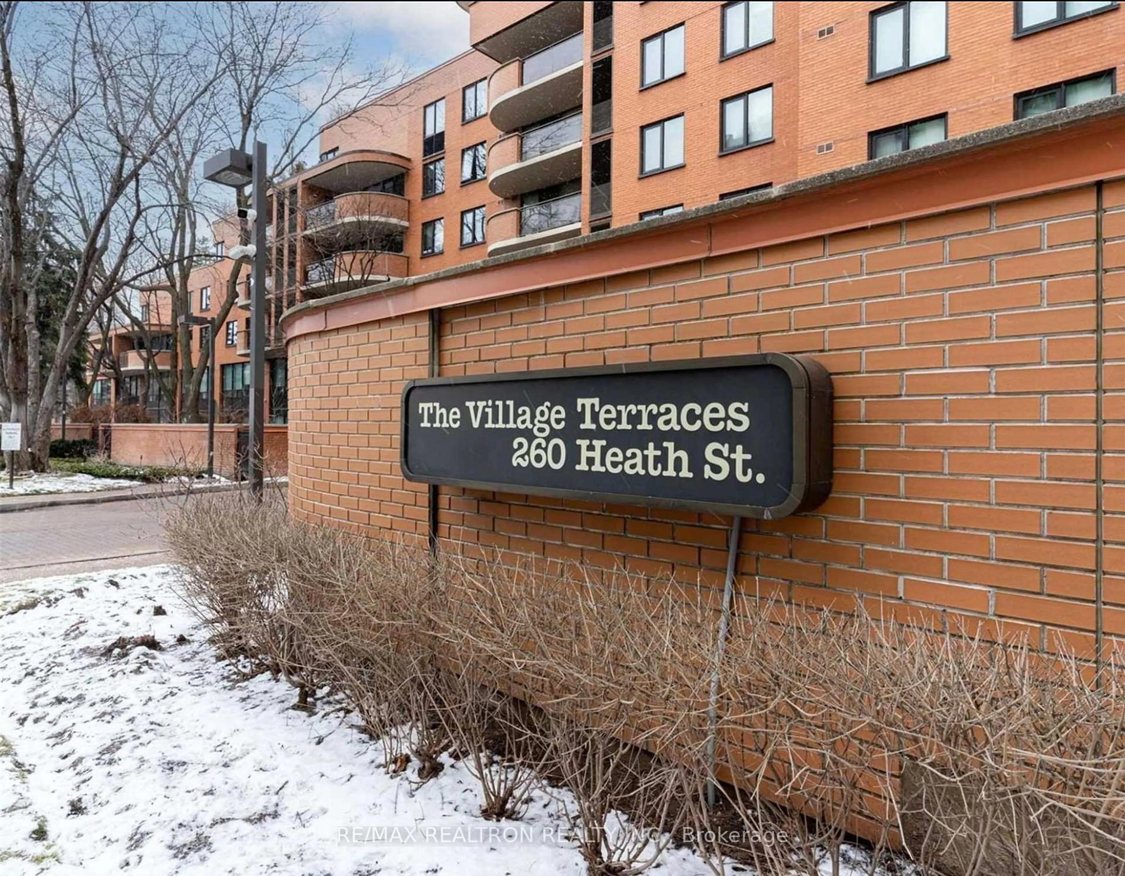 Indoor foyer for 260 Heath St #404, Toronto Ontario M5P 3L6