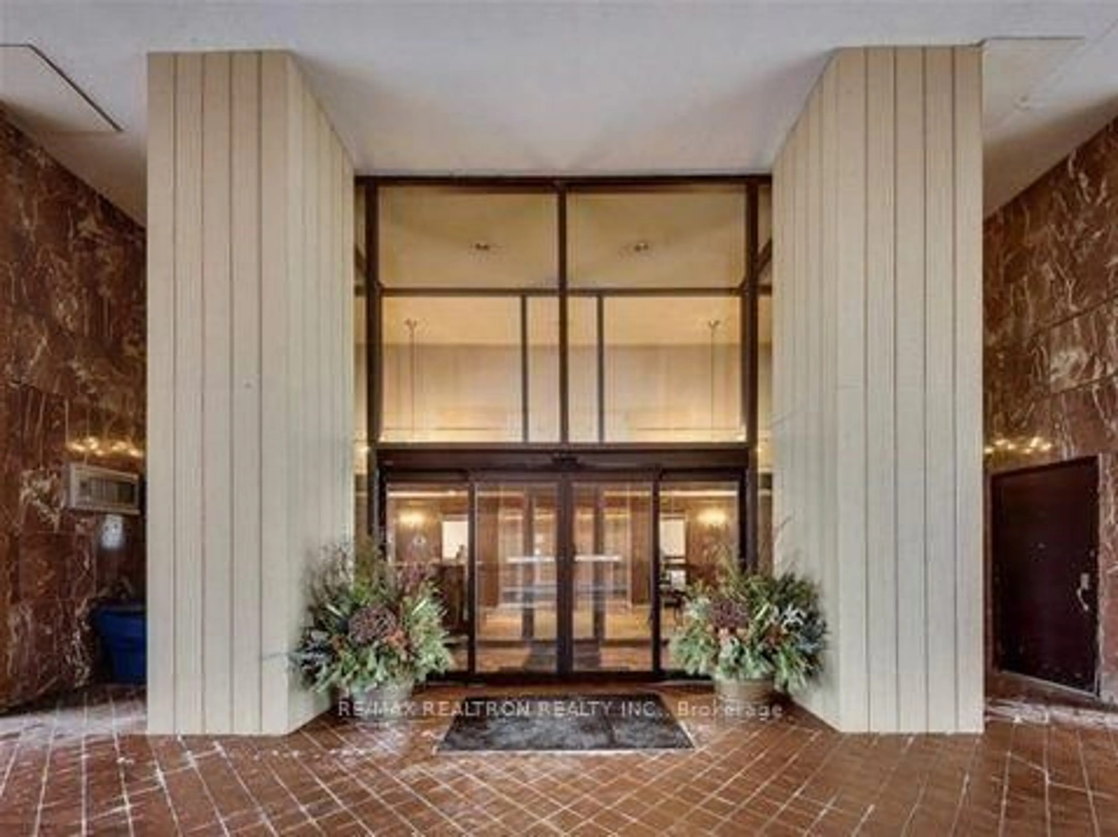 Indoor foyer for 260 Heath St #404, Toronto Ontario M5P 3L6