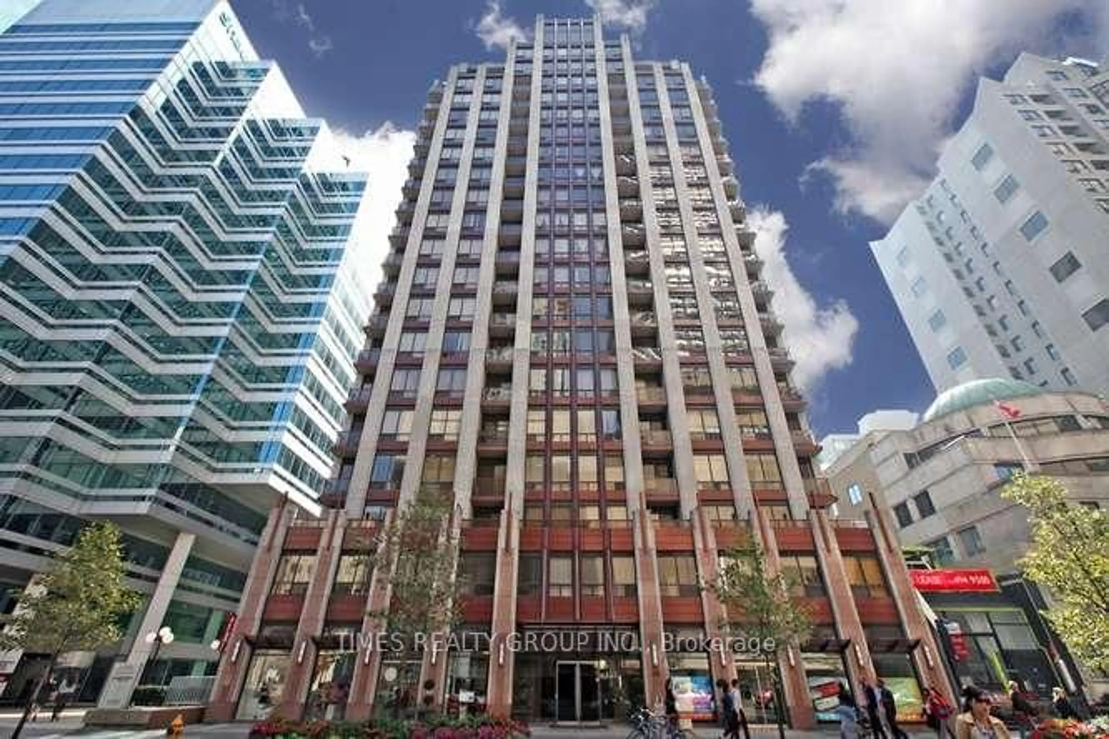 Indoor foyer for 85 Bloor St #1605, Toronto Ontario M4W 3Y1