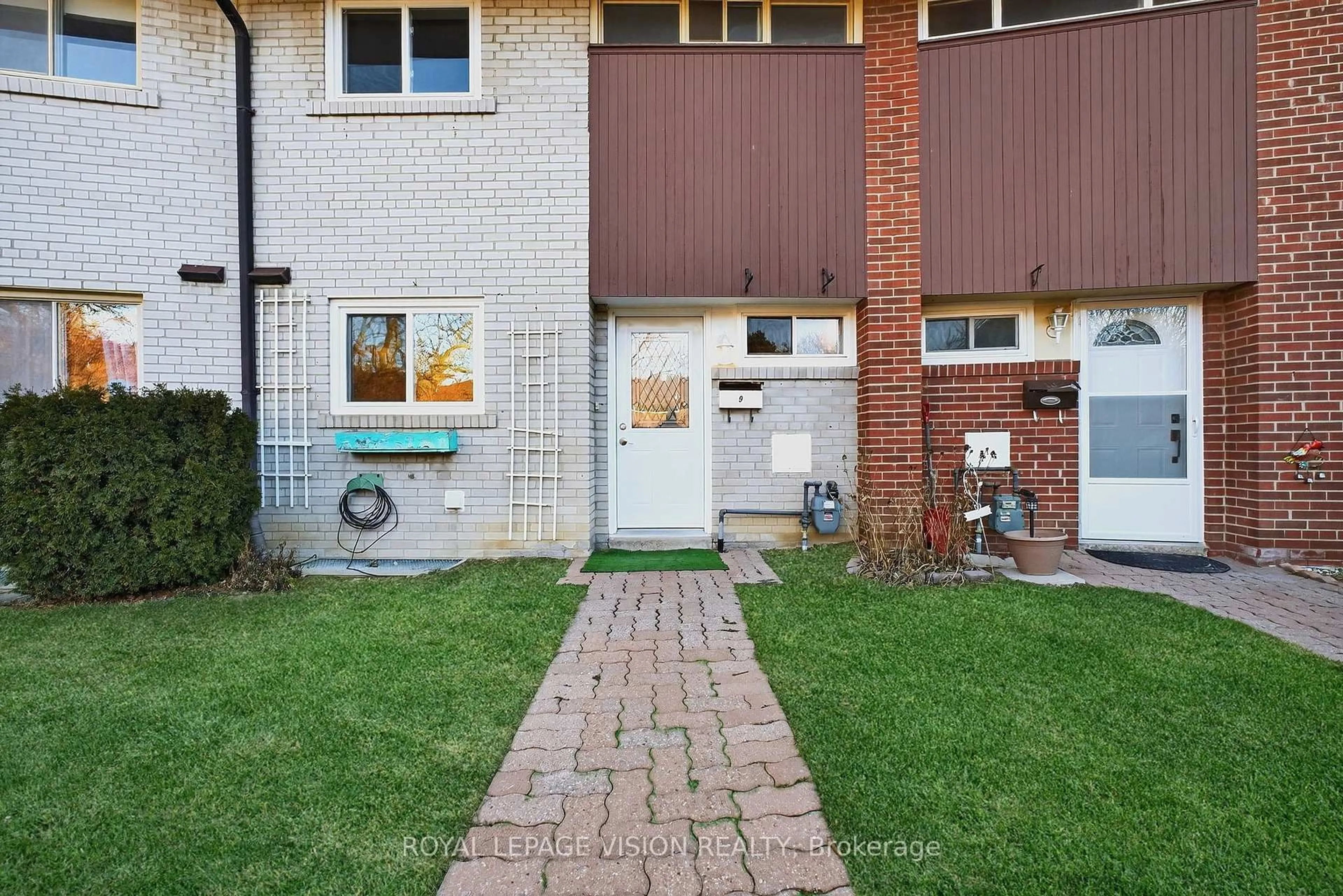 Unknown for 8 Esterbrooke Ave #9, Toronto Ontario M2J 2C2