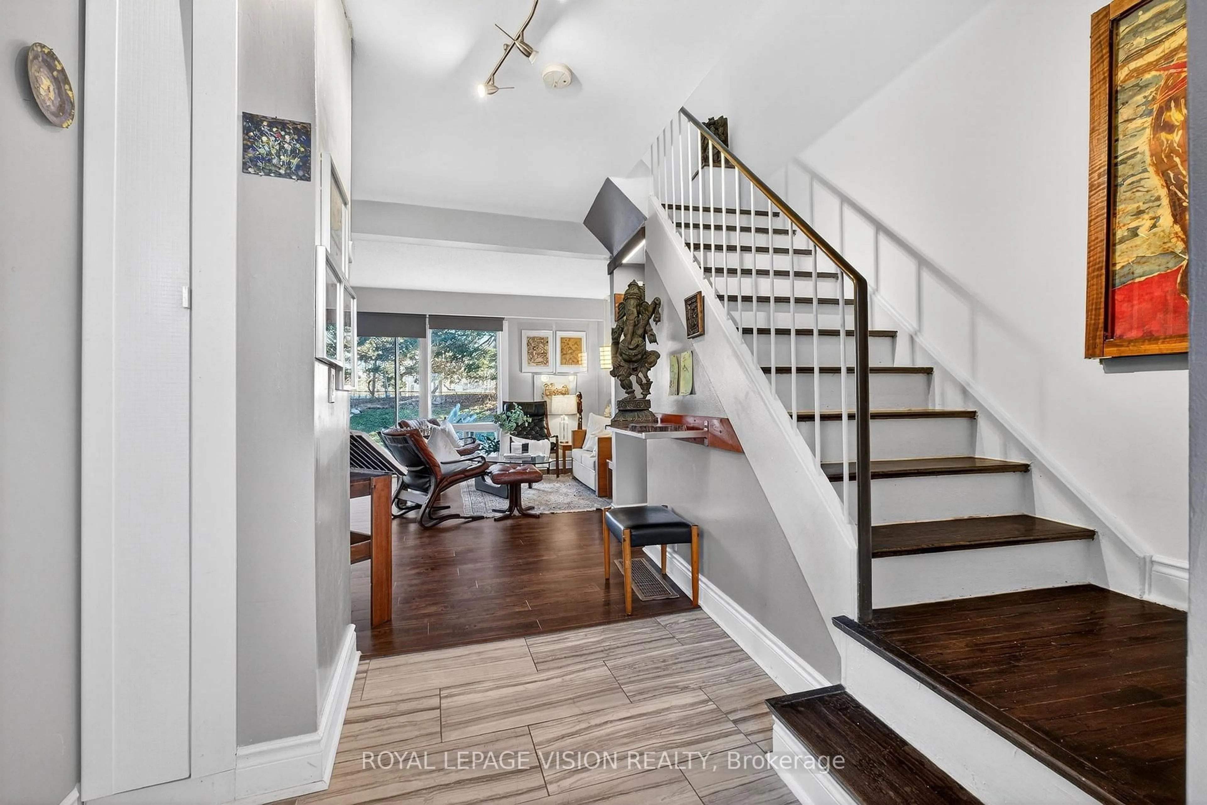 Indoor entryway for 8 Esterbrooke Ave #9, Toronto Ontario M2J 2C2