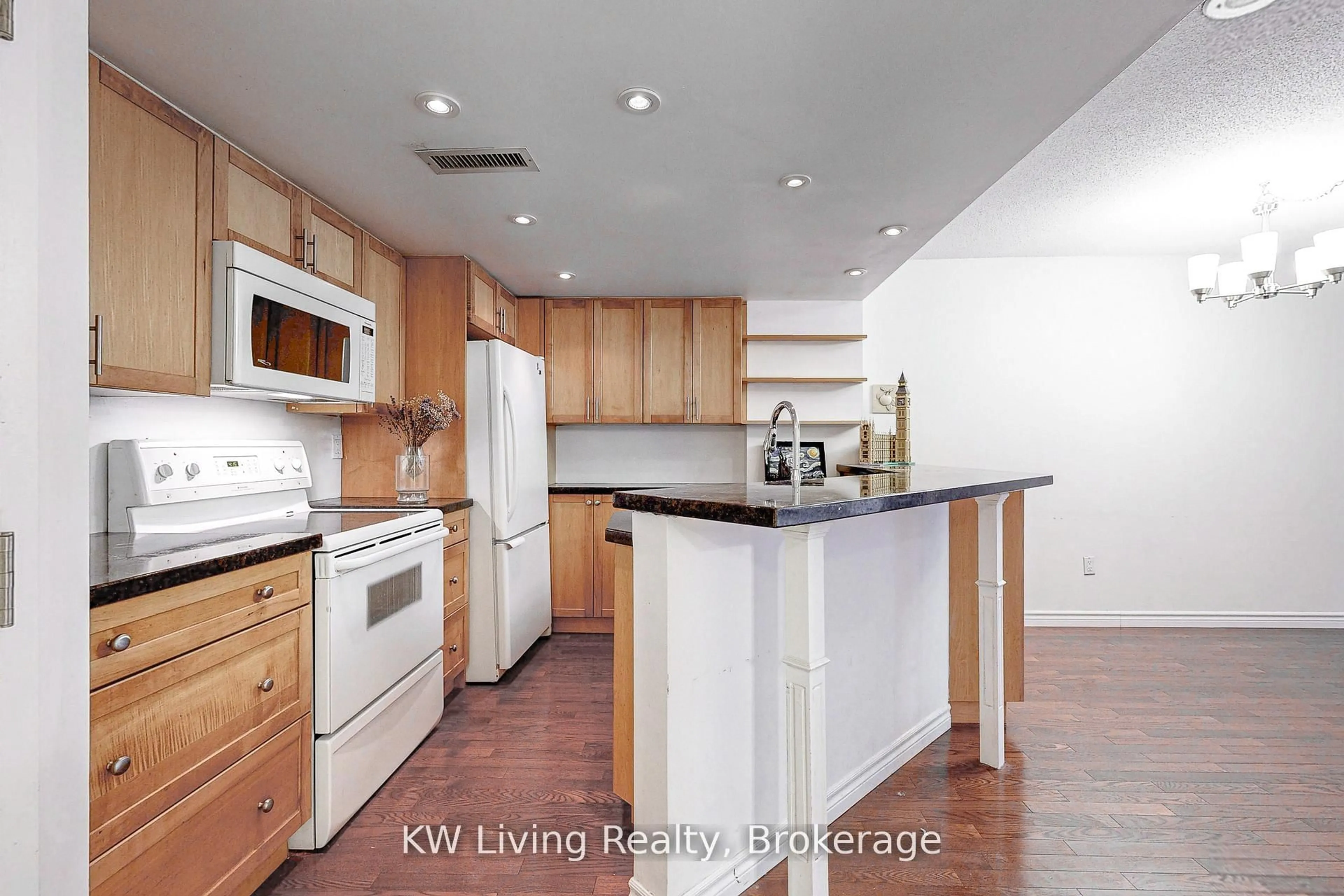 Open concept kitchen, wood/laminate floor for 1001 Bay St #1109, Toronto Ontario M5S 3A6