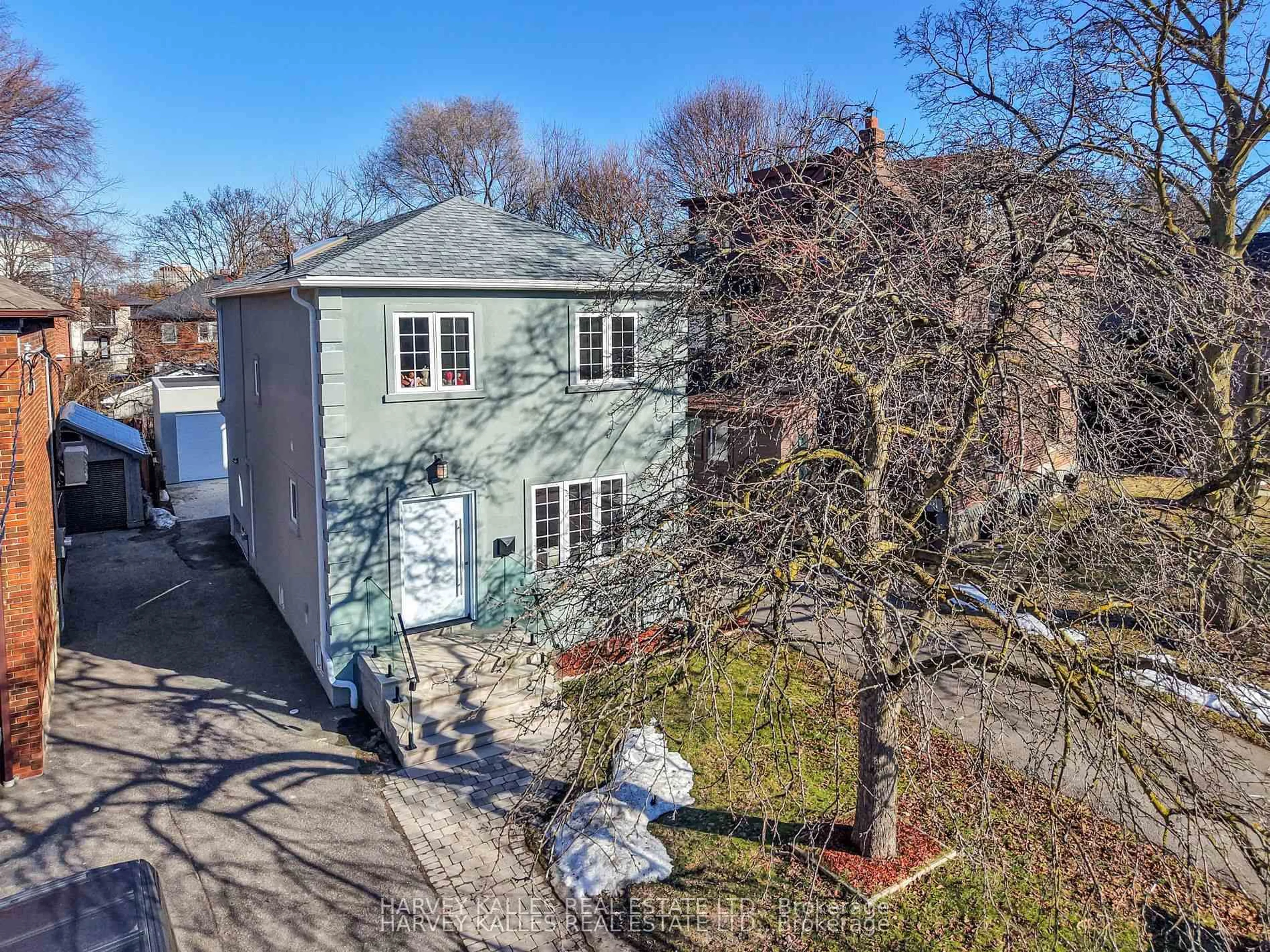 A pic from outside/outdoor area/front of a property/back of a property/a pic from drone, street for 207 Sutherland Dr, Toronto Ontario M4G 1J1