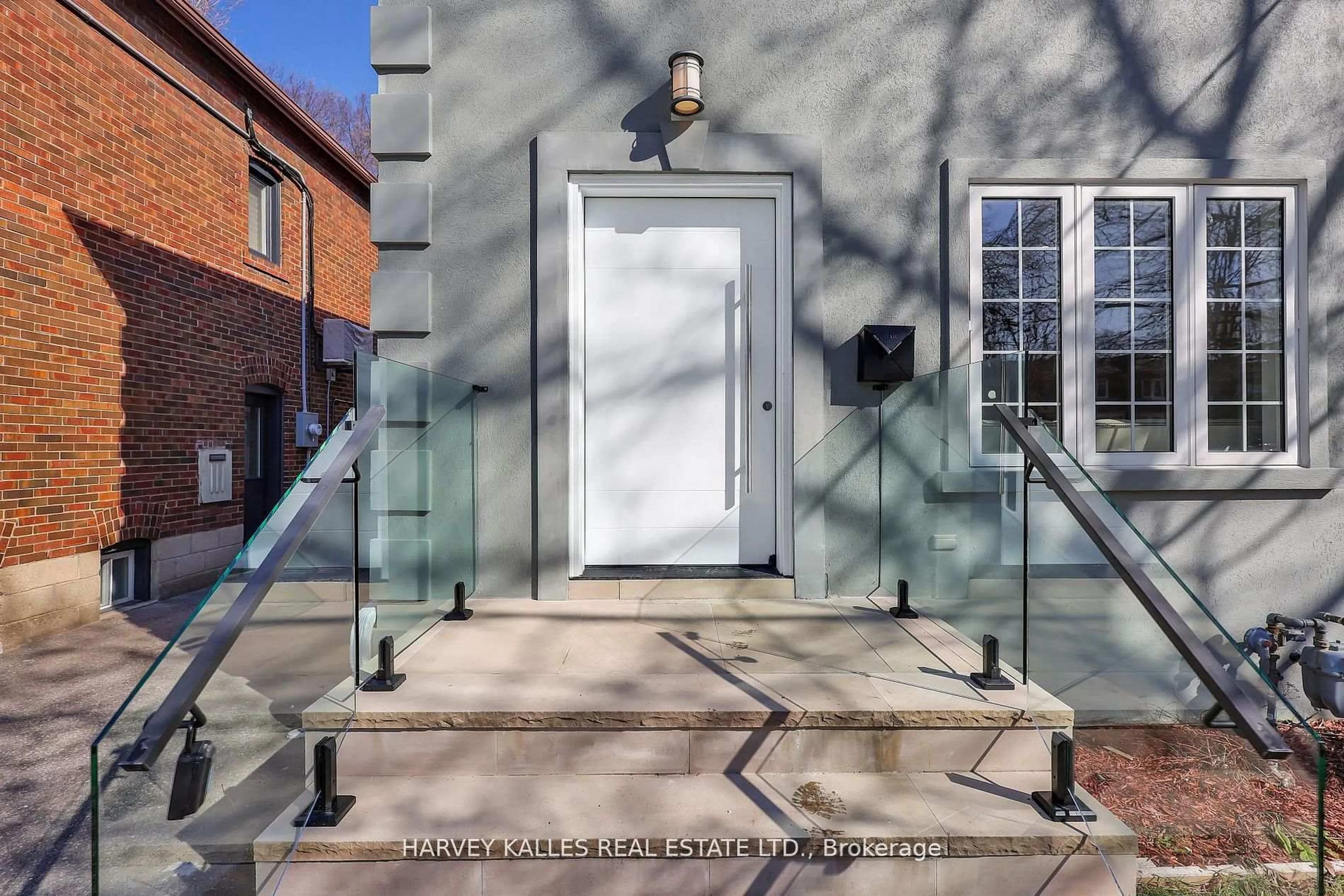 Indoor entryway for 207 Sutherland Dr, Toronto Ontario M4G 1J1