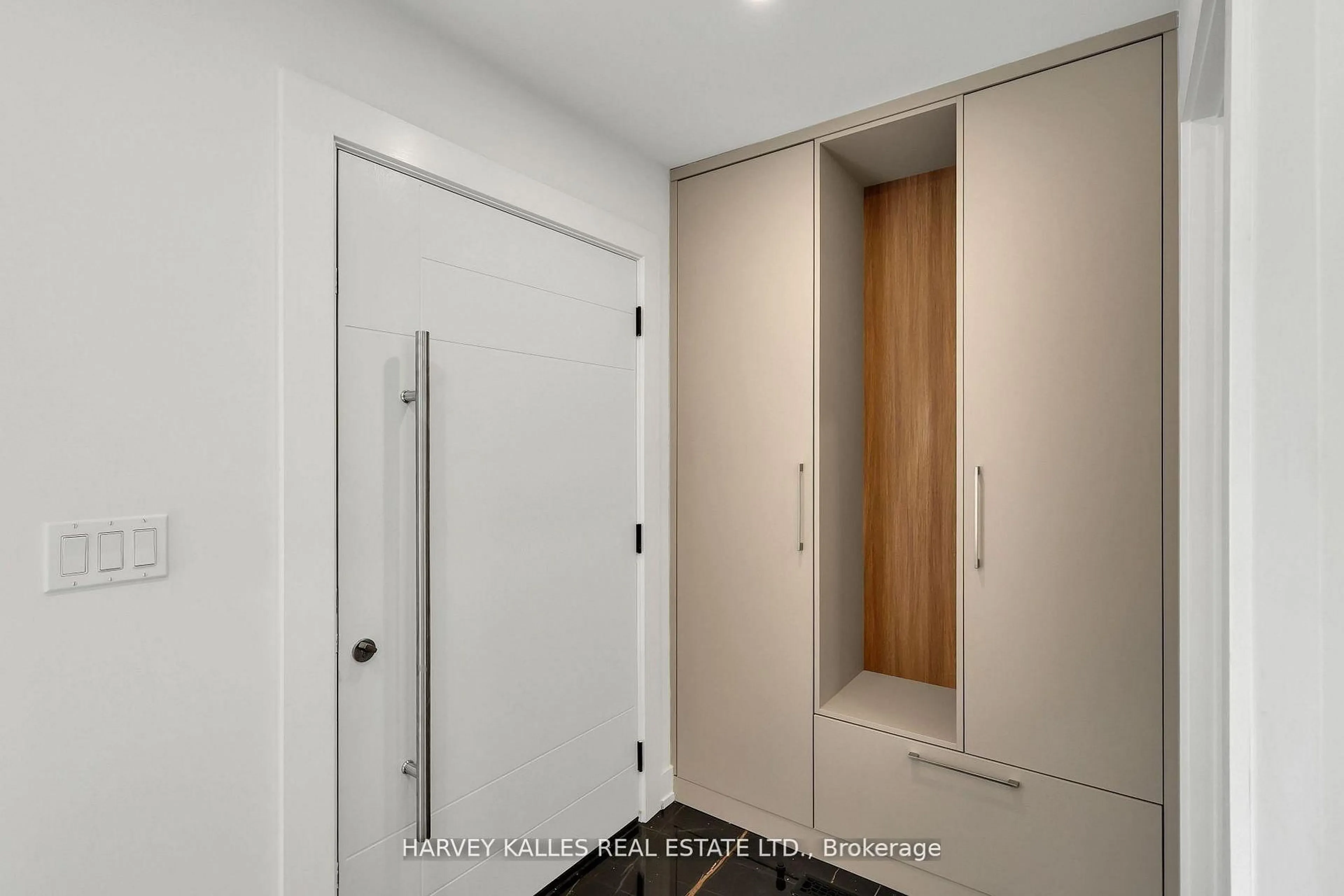 Indoor entryway for 207 Sutherland Dr, Toronto Ontario M4G 1J1