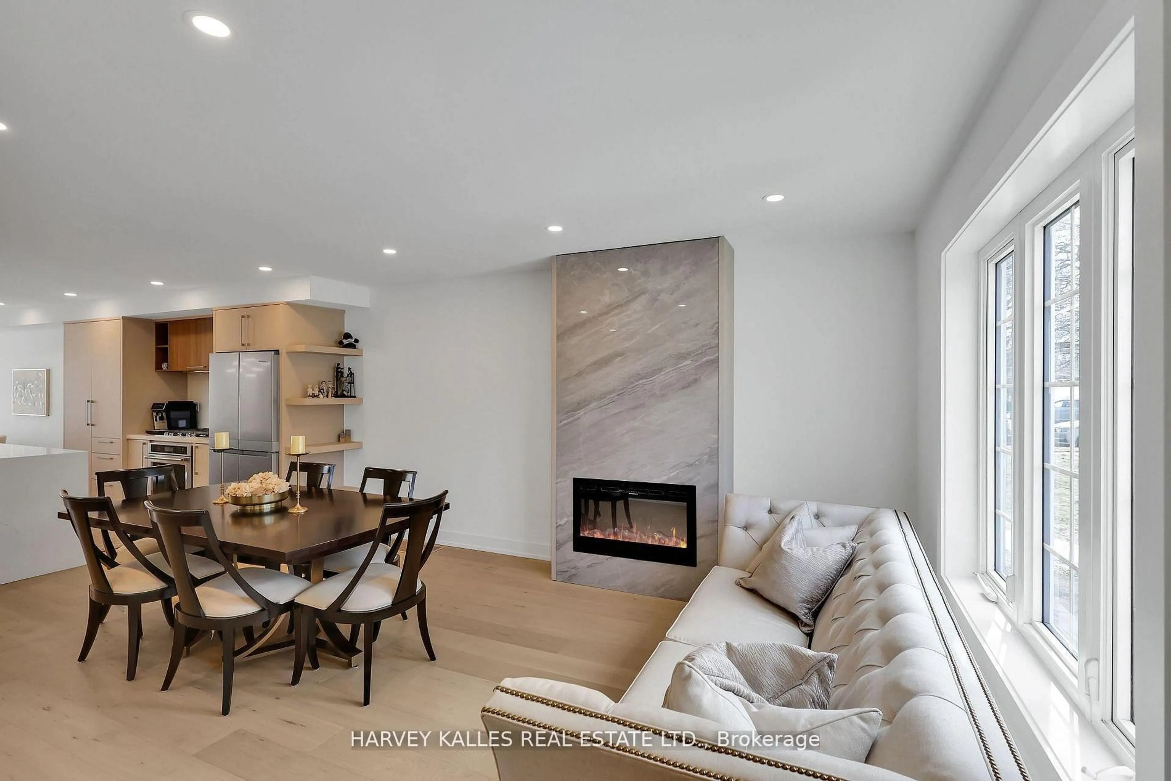 Living room with furniture, unknown for 207 Sutherland Dr, Toronto Ontario M4G 1J1