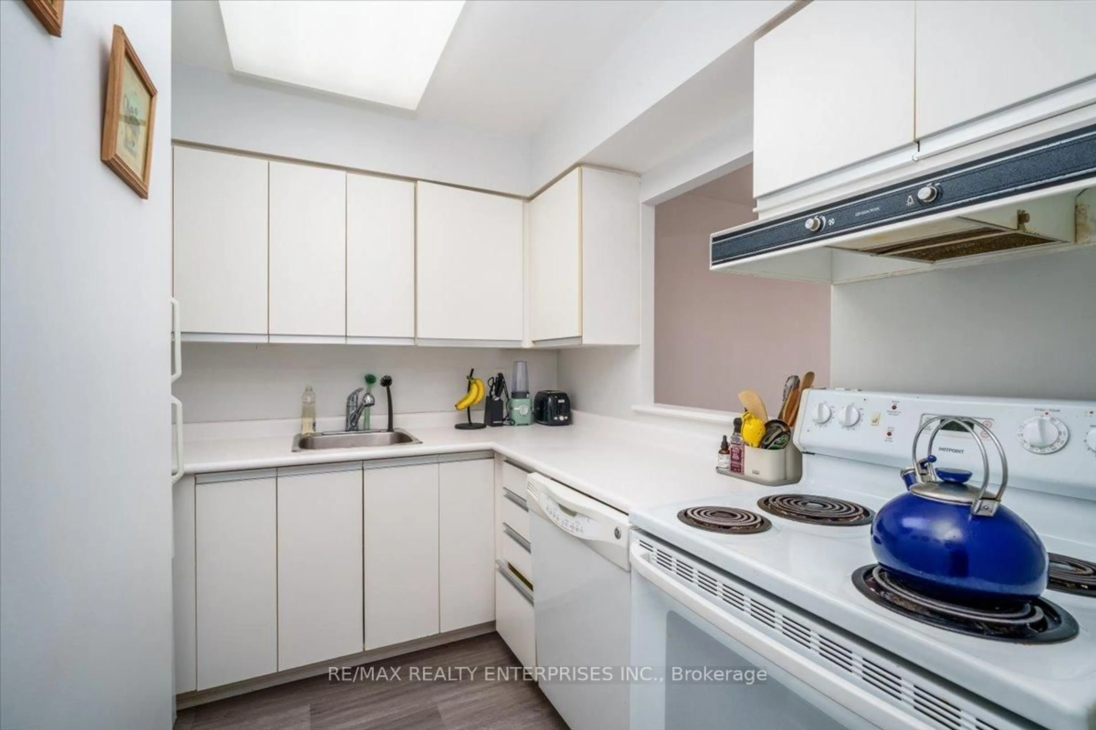 Standard kitchen, unknown for 21 Overlea Blvd #506, Toronto Ontario M4H 1P2