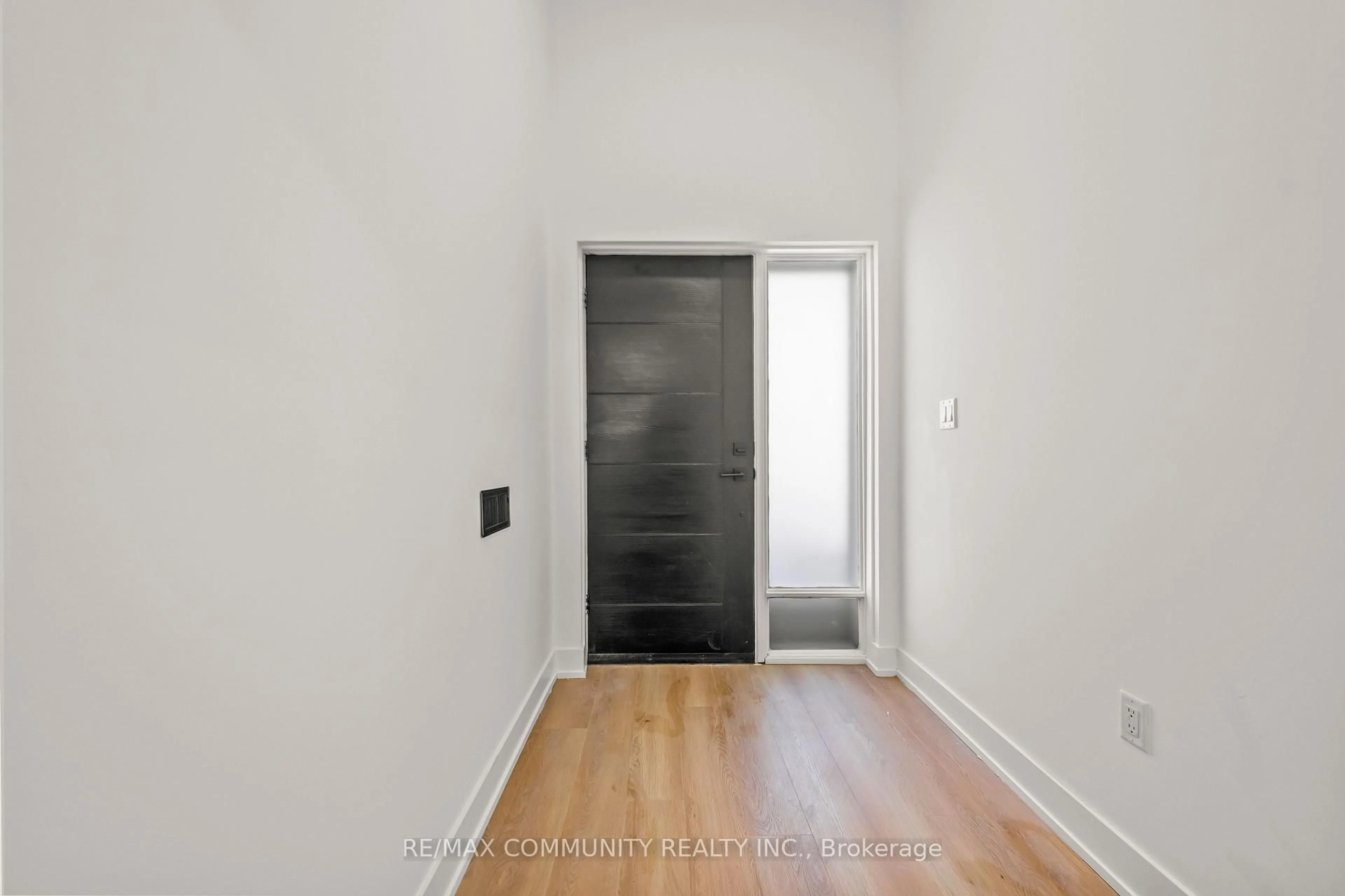 Indoor entryway for 340 Albany Ave, Toronto Ontario M5R 3C9