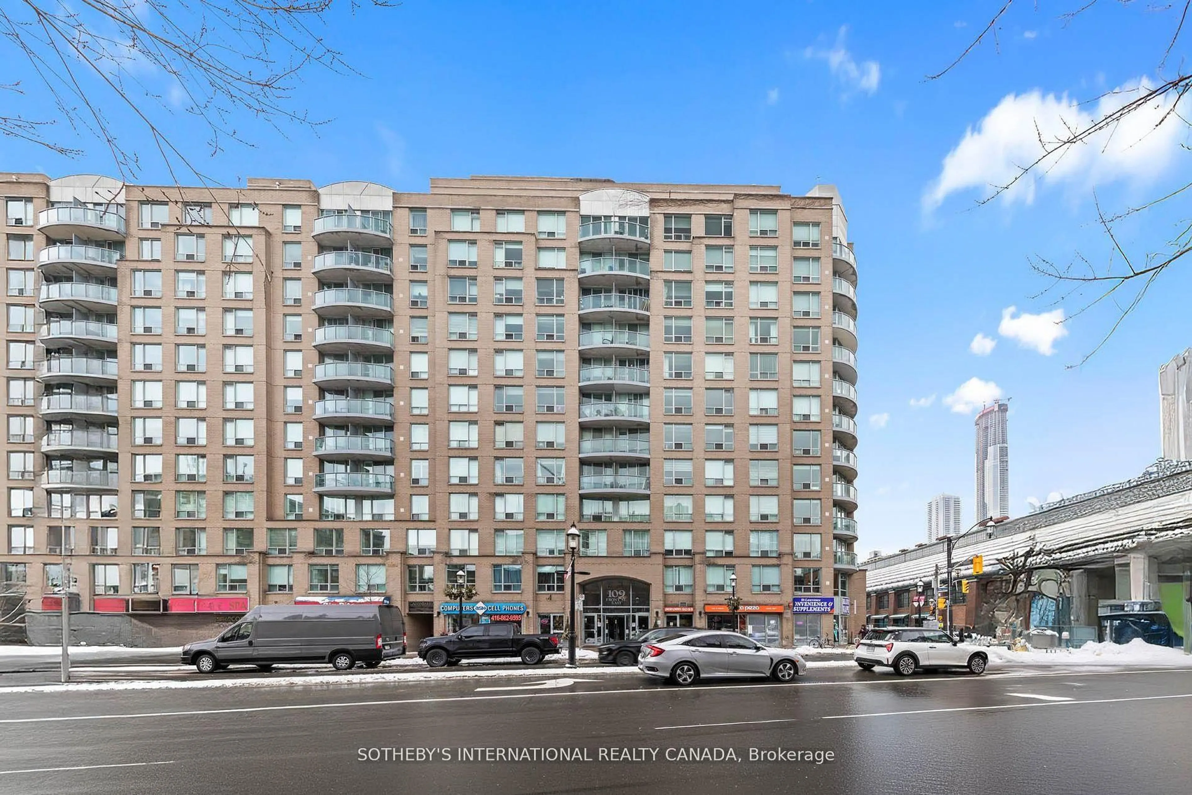 Indoor foyer for 109 Front St #1014, Toronto Ontario M5A 4P7