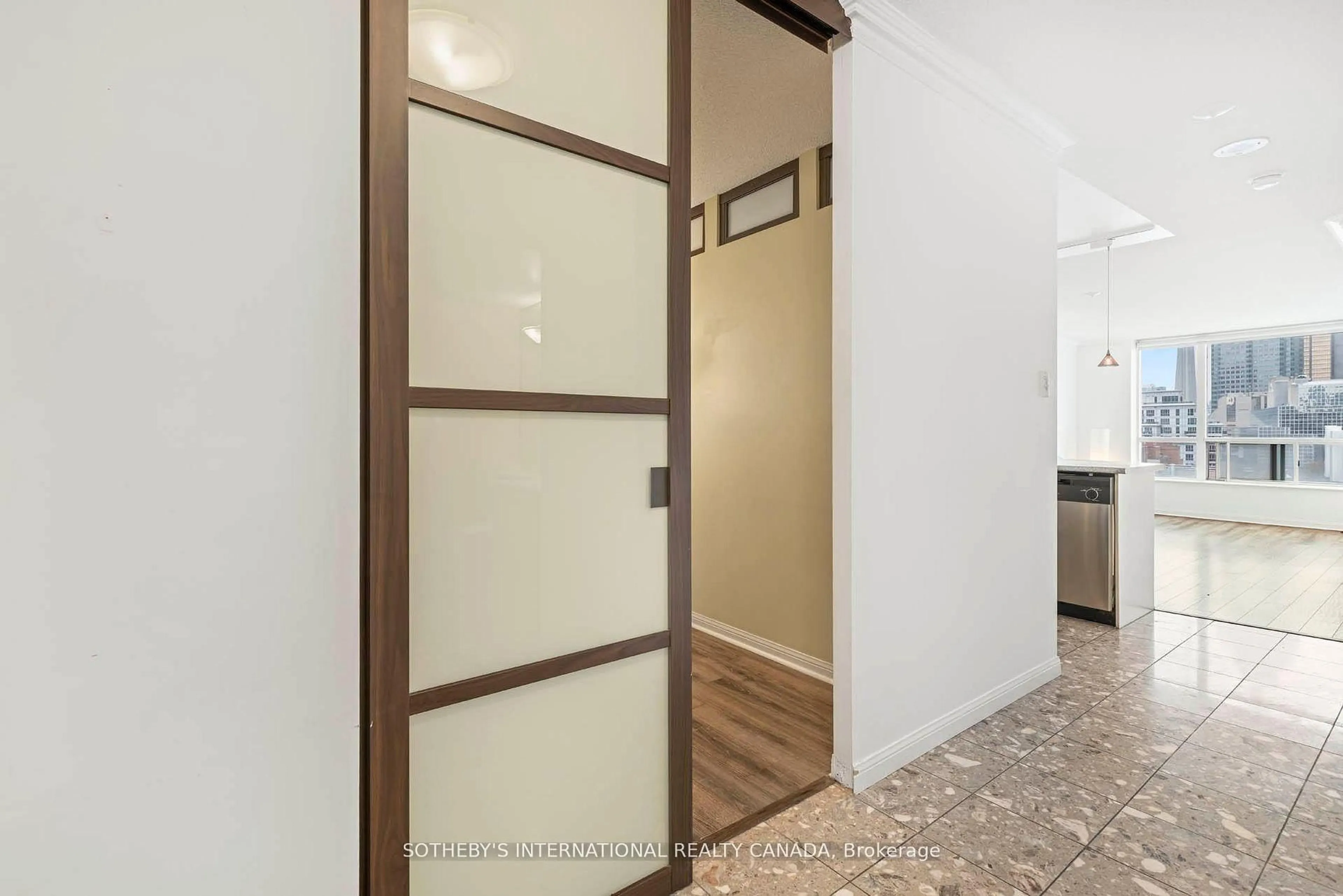 Indoor entryway for 109 Front St #1014, Toronto Ontario M5A 4P7