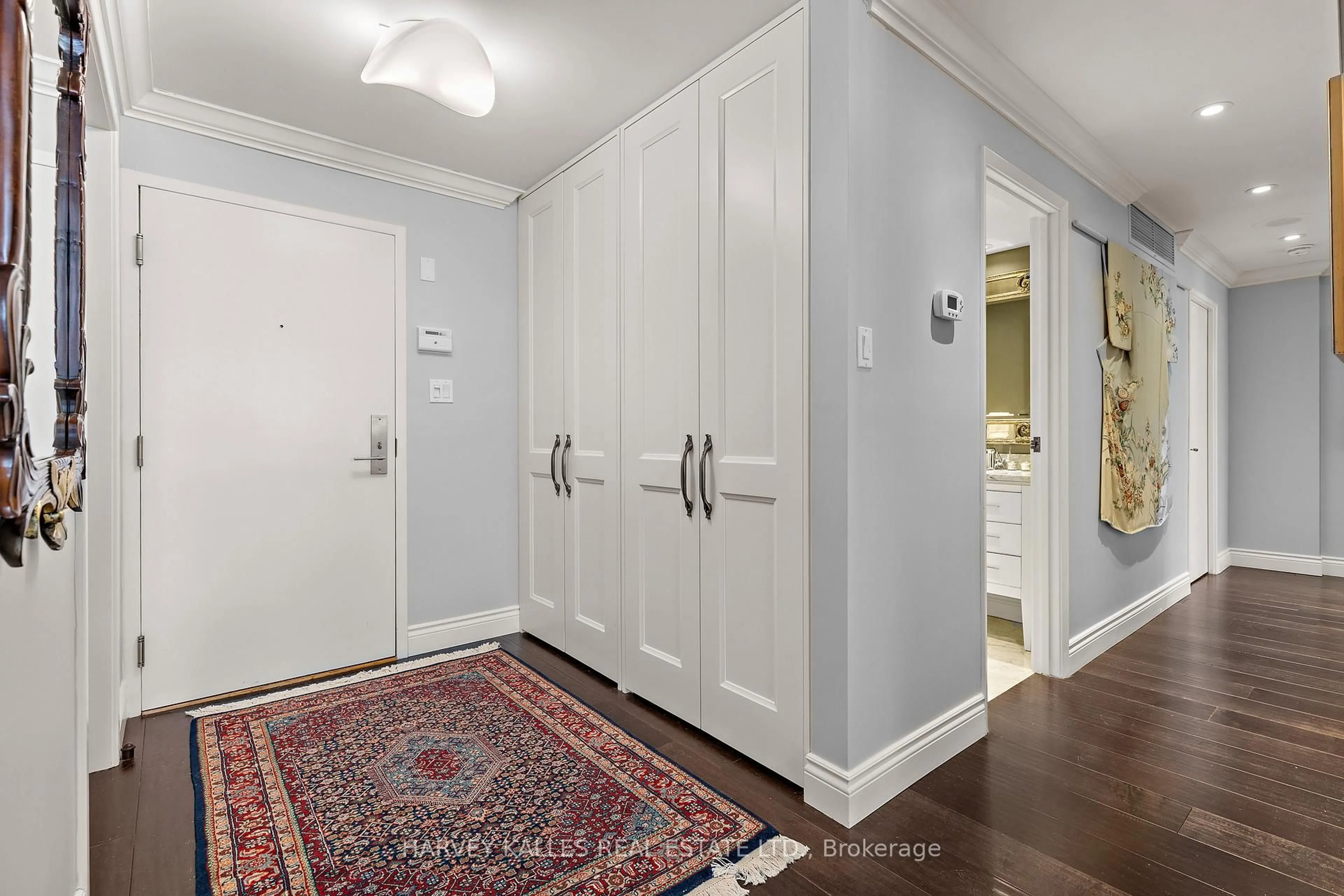 Indoor entryway for 80 Front St #818, Toronto Ontario M5E 1T4