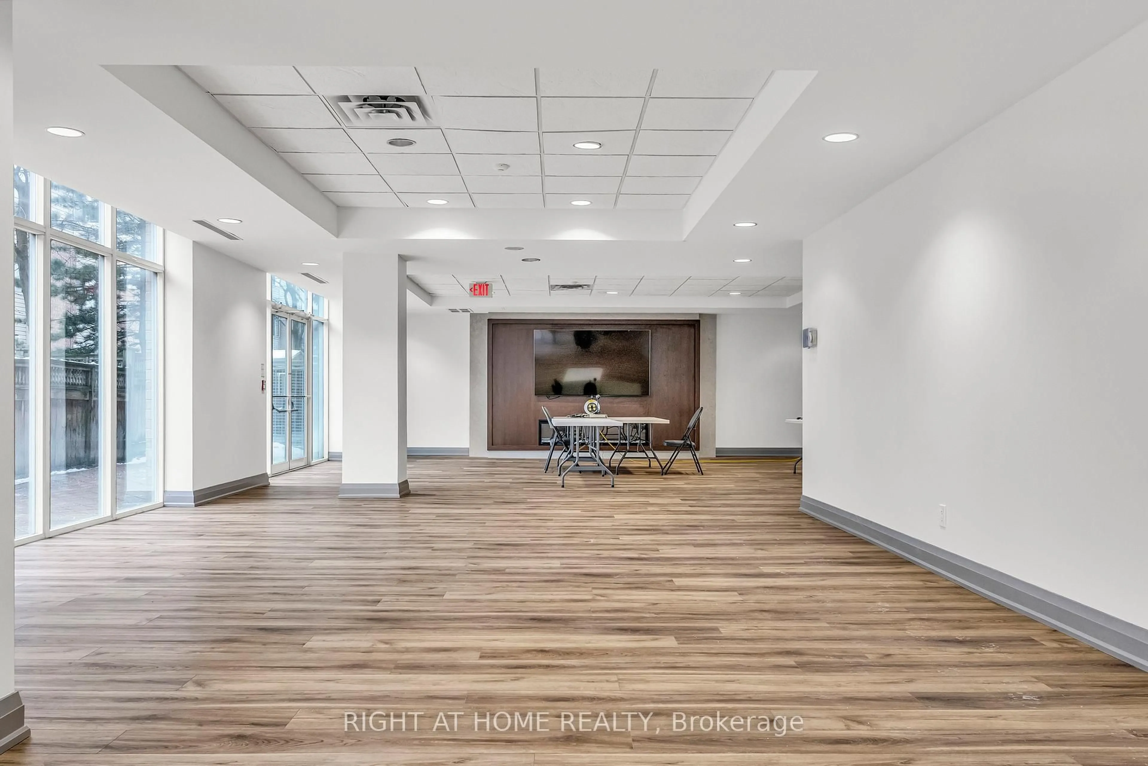 Indoor foyer for 650 Lawrence Ave #607, Toronto Ontario M6A 3E8