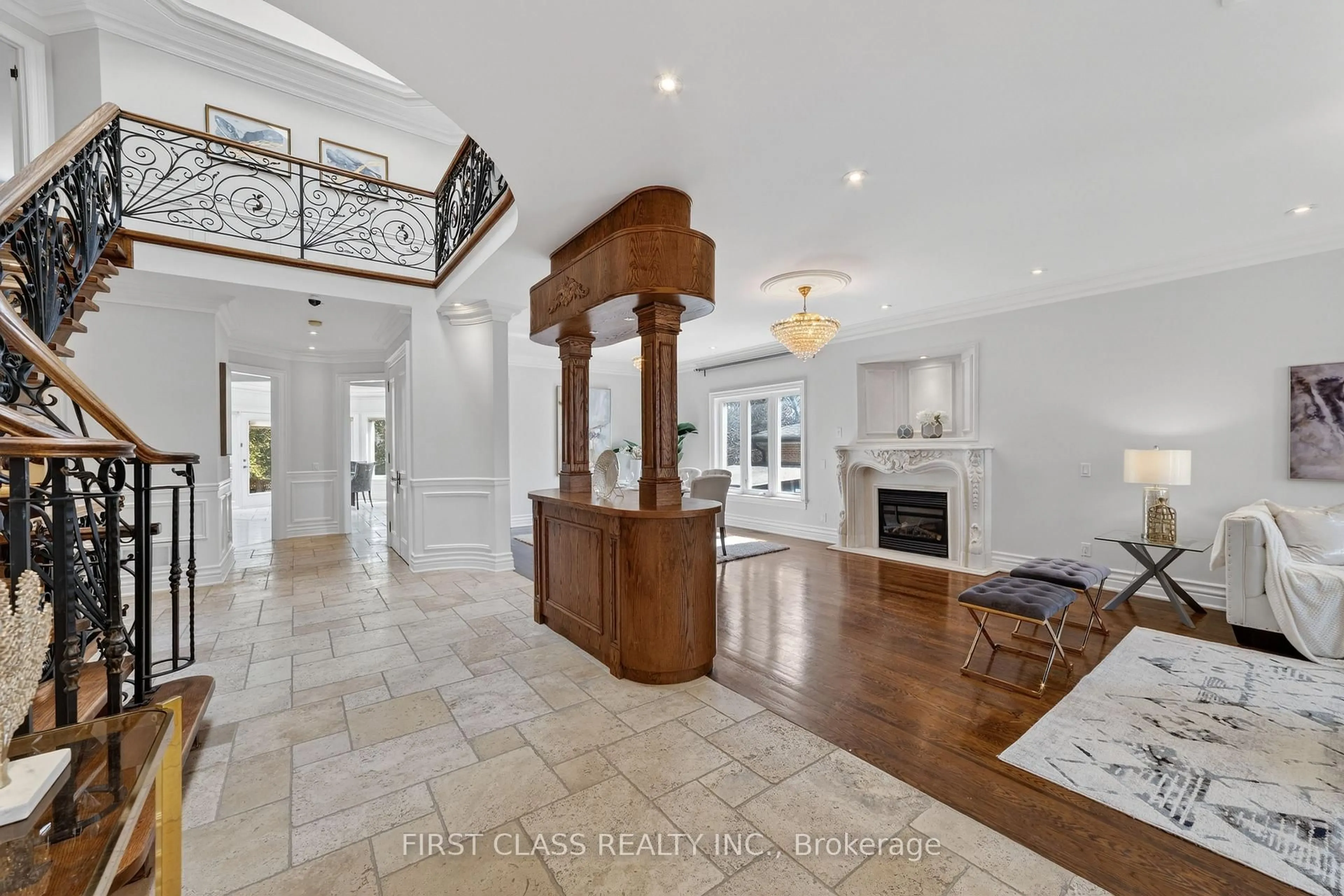 Indoor foyer for 1031A Lillian St, Toronto Ontario M2M 3G1