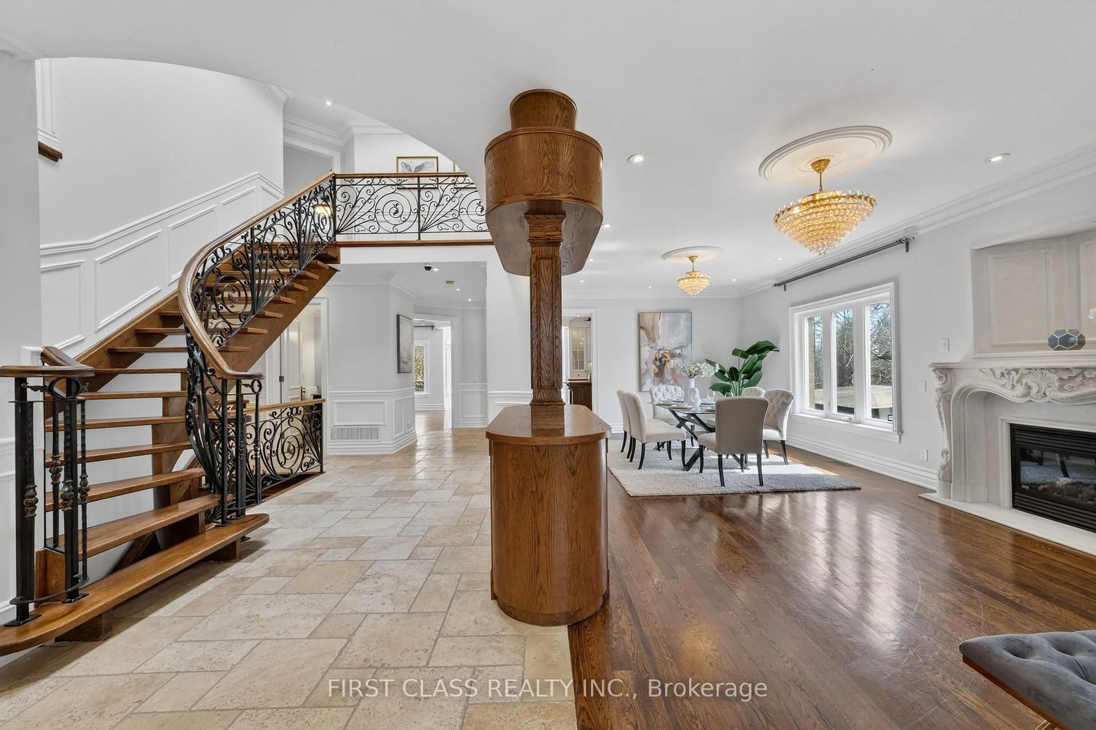 Indoor foyer for 1031A Lillian St, Toronto Ontario M2M 3G1