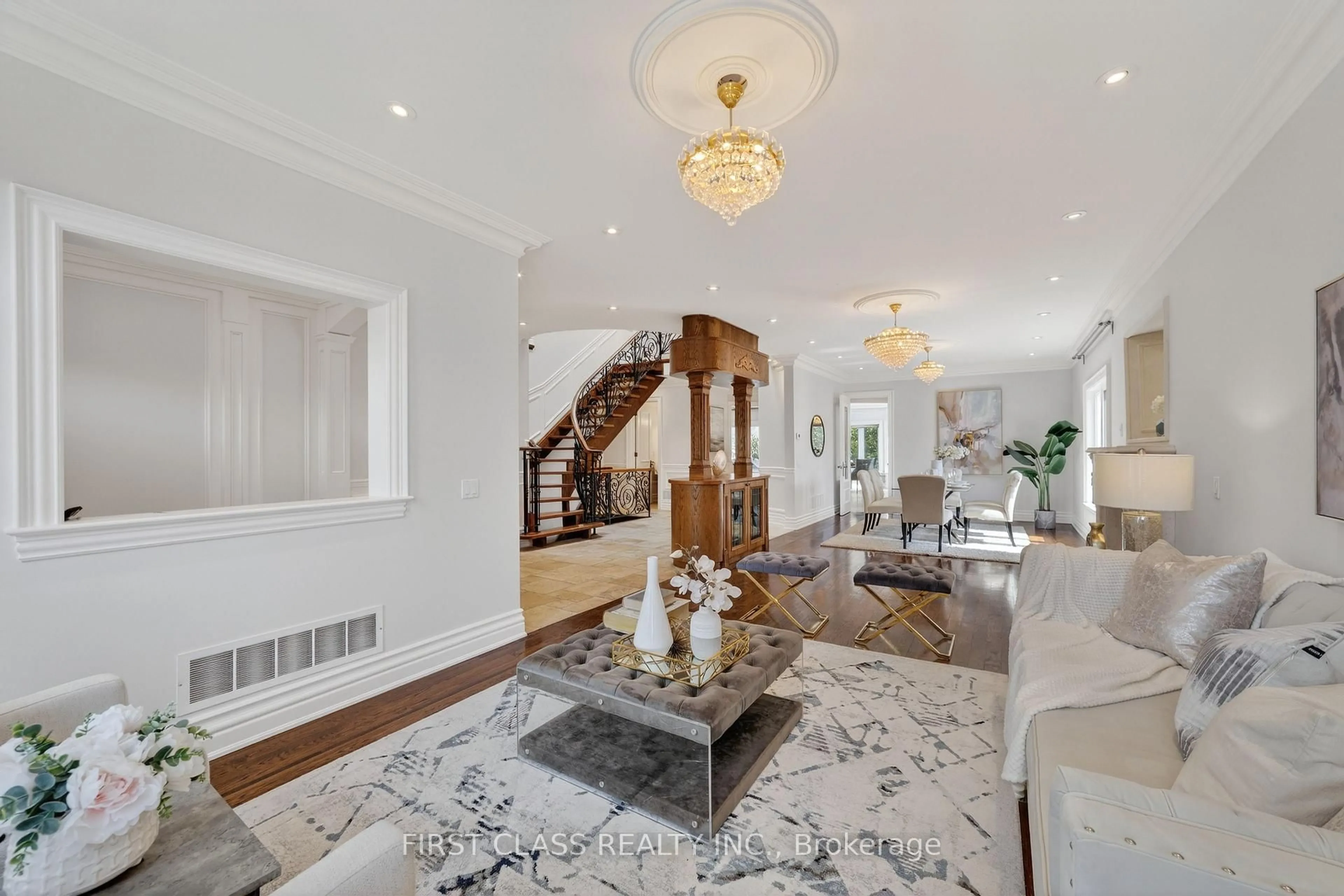 Indoor foyer for 1031A Lillian St, Toronto Ontario M2M 3G1