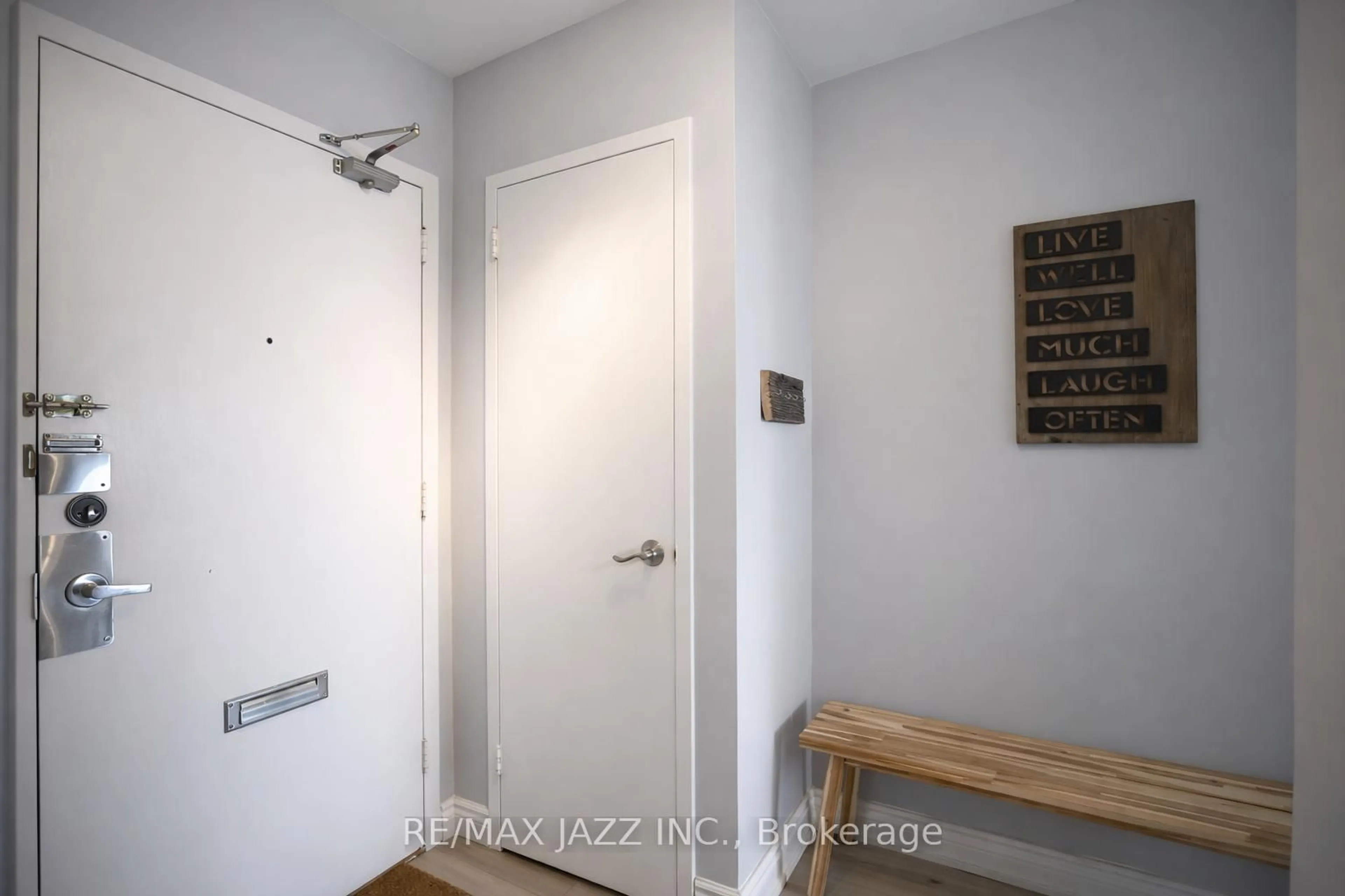 Indoor entryway for 10 Parkway Forest Dr #1008, Toronto Ontario M2J 1L3