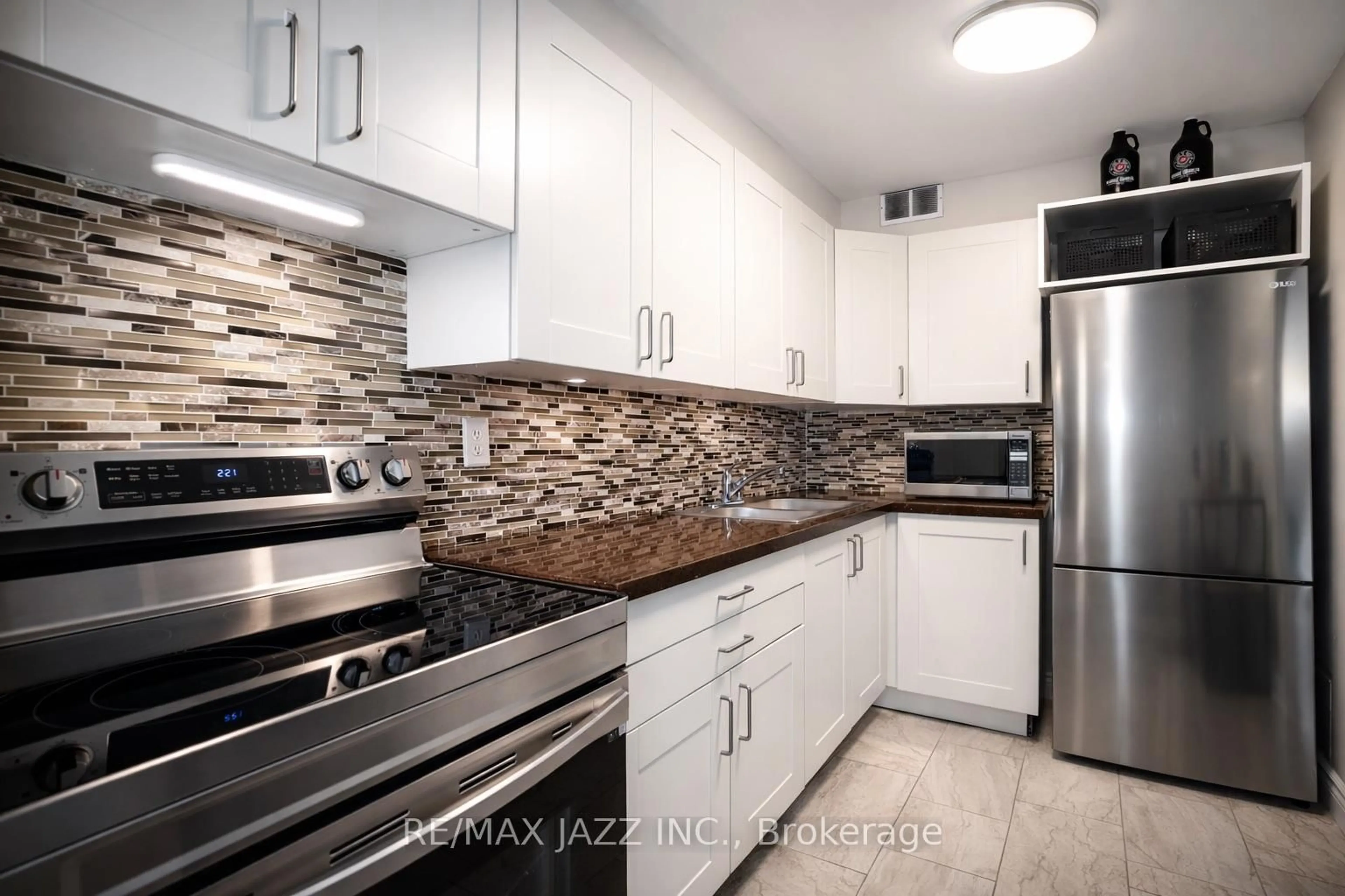 Standard kitchen, ceramic/tile floor for 10 Parkway Forest Dr #1008, Toronto Ontario M2J 1L3